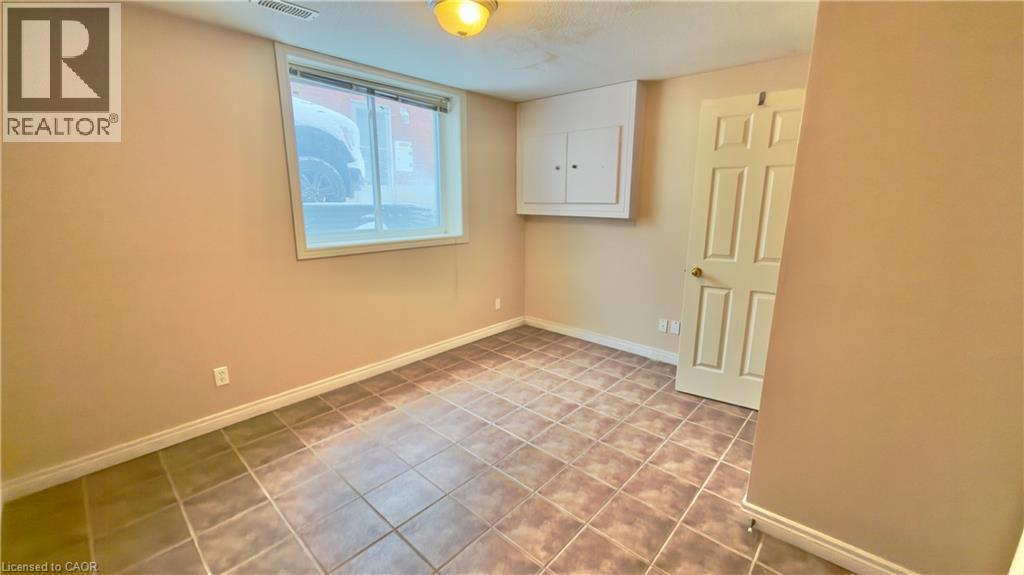 16 MARSHALL Street Unit# B, Waterloo, Ontario, N2J2T2 — Photo 13