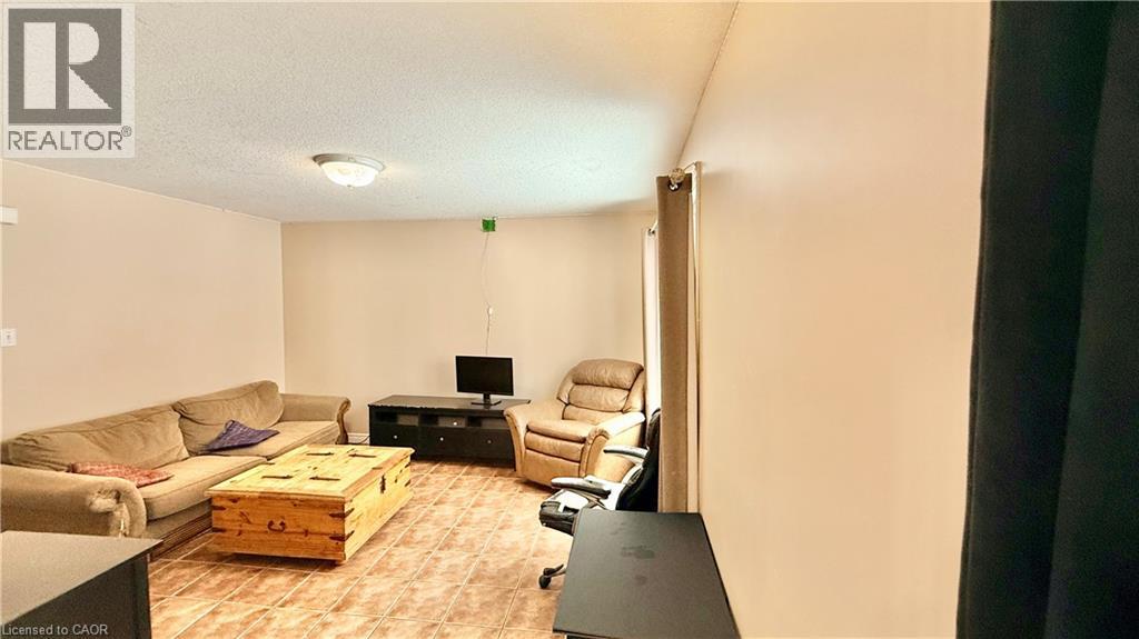 16 MARSHALL Street Unit# B, Waterloo, Ontario, N2J2T2 — Photo 3