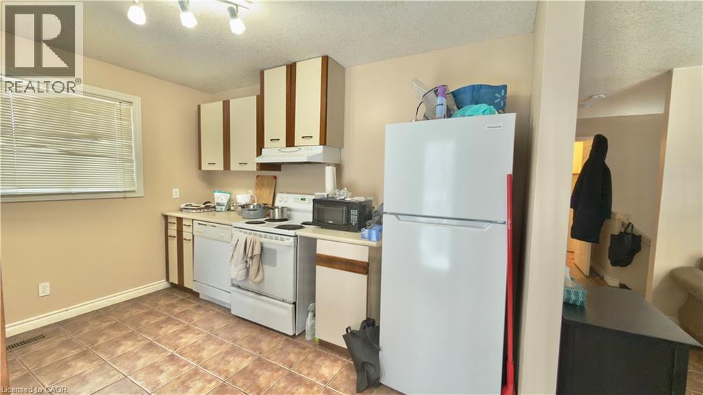 16 MARSHALL Street Unit# B, Waterloo, Ontario, N2J2T2 — Photo 5