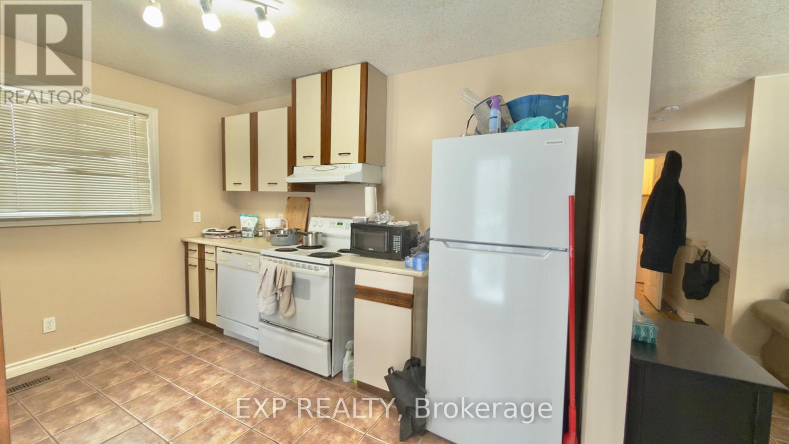 B - 16 MARSHALL STREET, Waterloo, Ontario, N2J2T2 — Photo 5