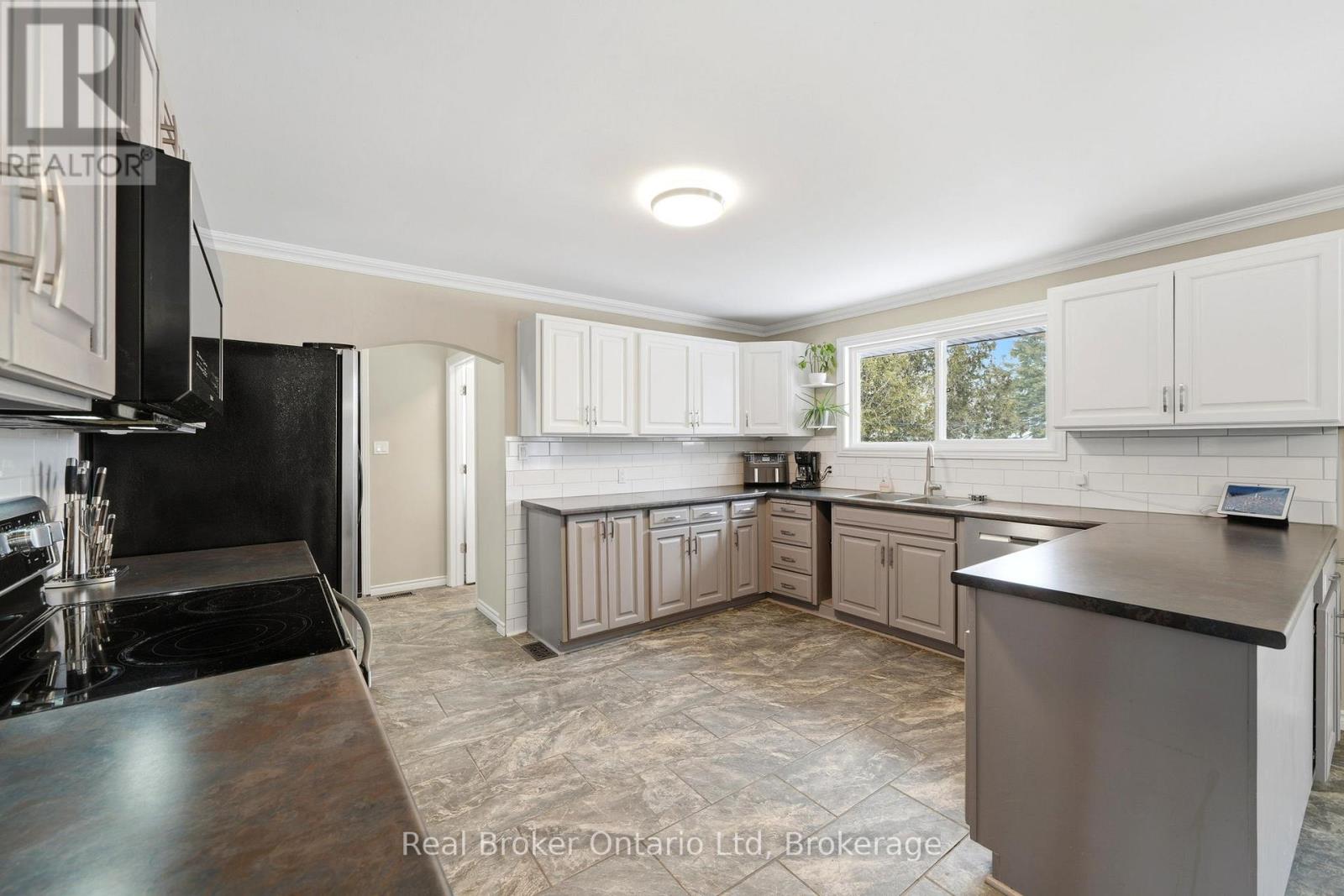 8271 93 HIGHWAY, Tiny (Wyebridge), Ontario, L0K2E1 — Photo 10