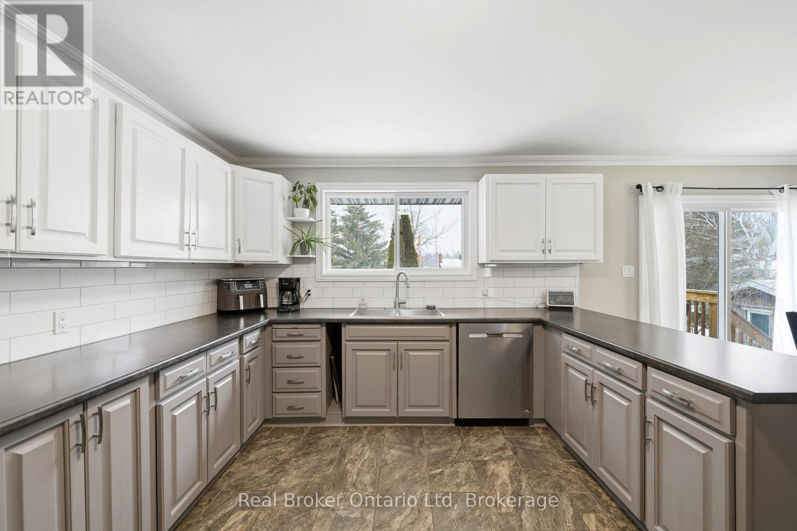 8271 93 HIGHWAY, Tiny (Wyebridge), Ontario, L0K2E1 — Photo 11