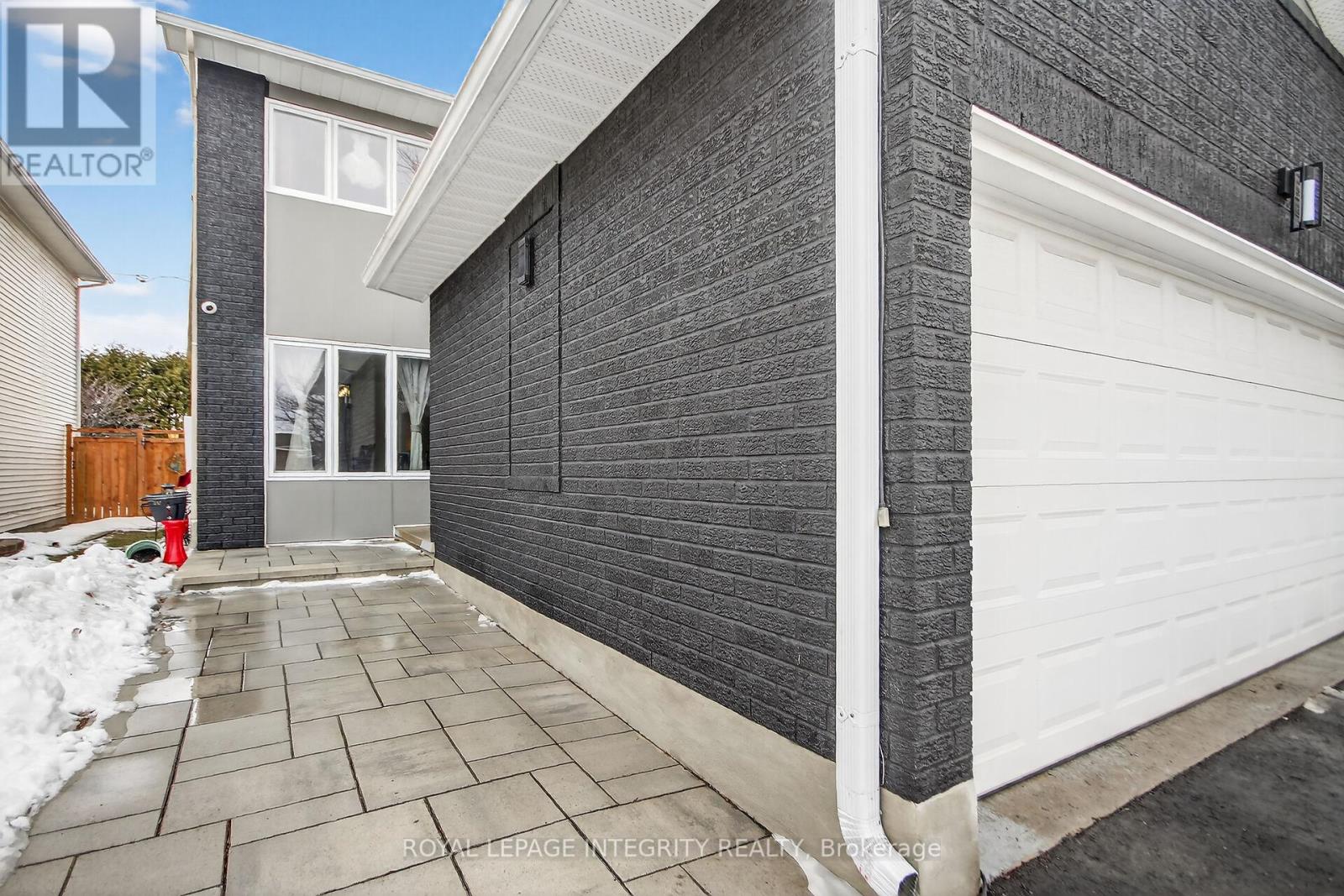 2092 LEGRAND CRESCENT, Ottawa, Ontario, K1E3T6 — Photo 2