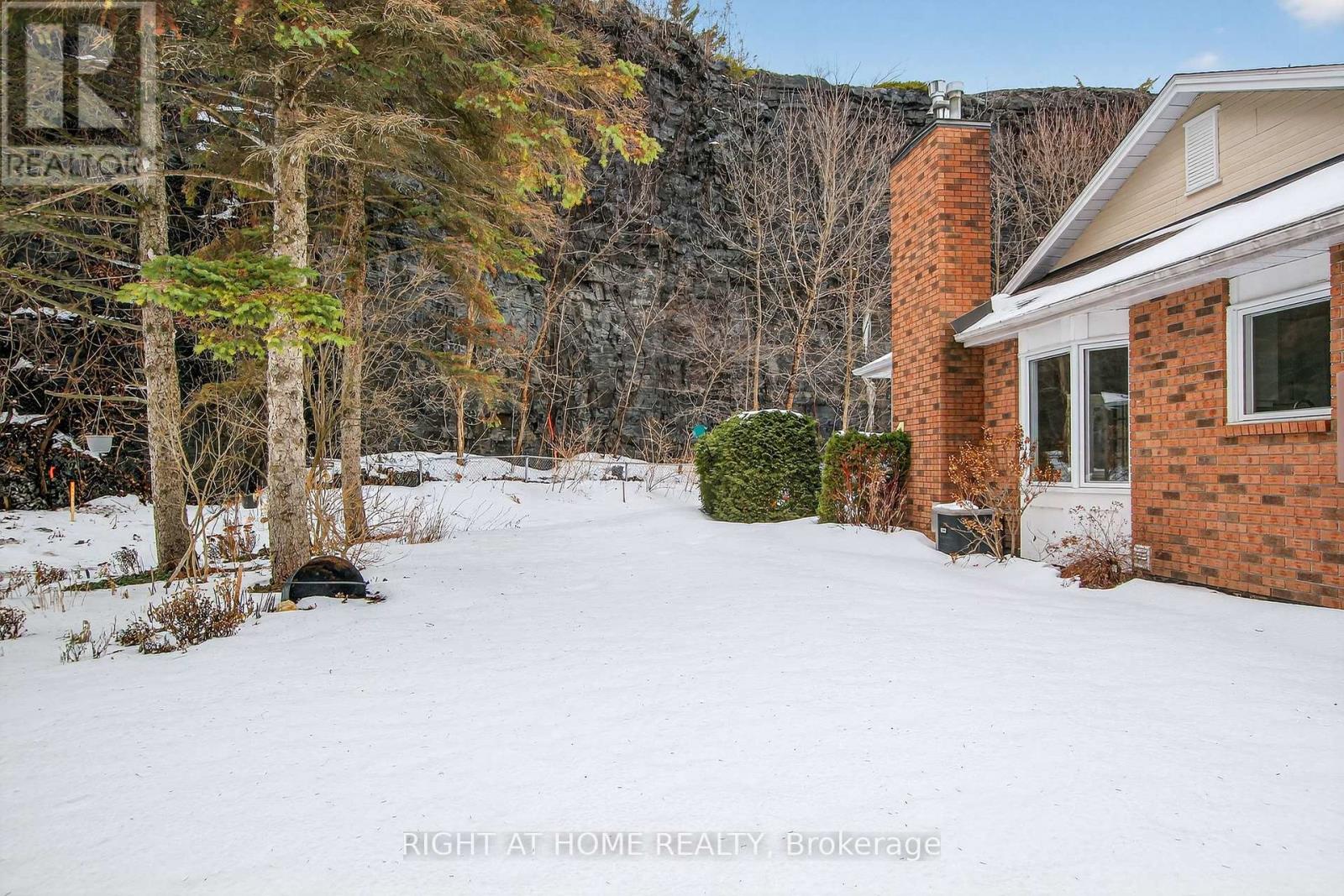 100 DARLINGTON PRIVATE W, Ottawa, Ontario, K1V0X8 — Photo 2