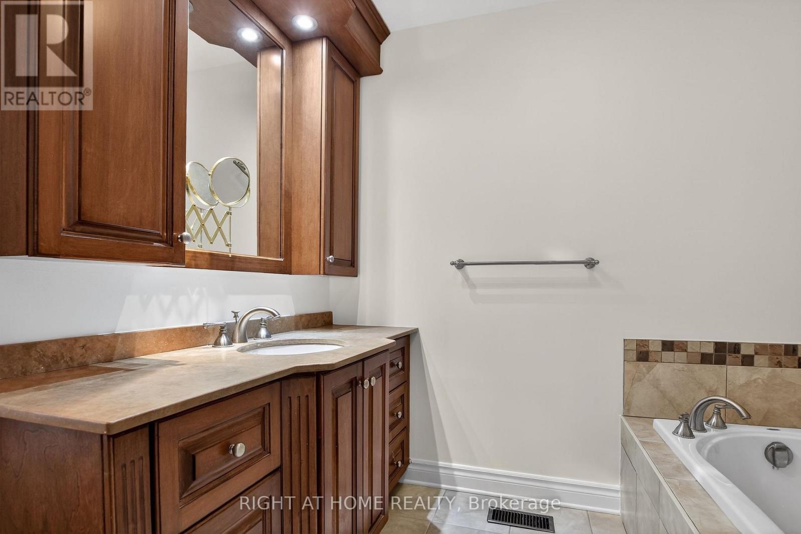 100 DARLINGTON PRIVATE W, Ottawa, Ontario, K1V0X8 — Photo 21