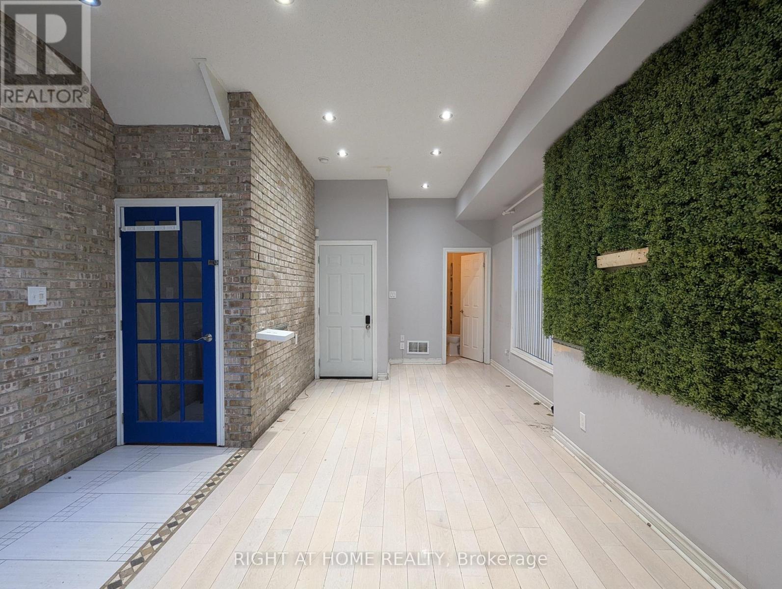 952 THE QUEENSWAY, Toronto (Stonegate-Queensway), Ontario, M8Z1P5 — Photo 2