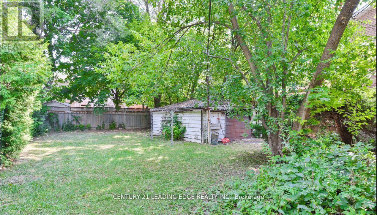 11 COLLINSON BOULEVARD, Toronto (Clanton Park), Ontario, M3H3B7 — Photo 2