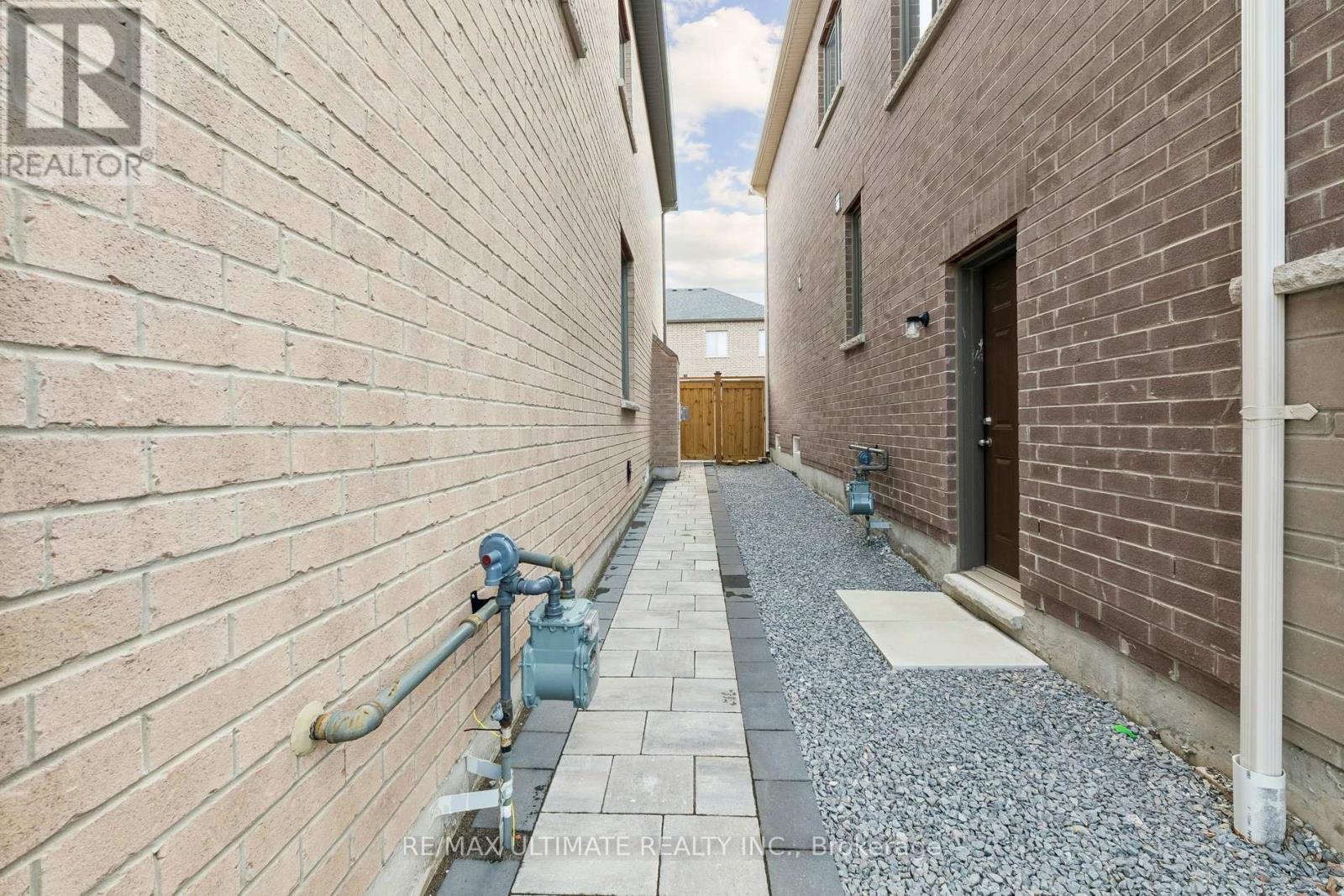 61 OGSTON CRESCENT, Whitby, Ontario, L1P0H2 — Photo 2