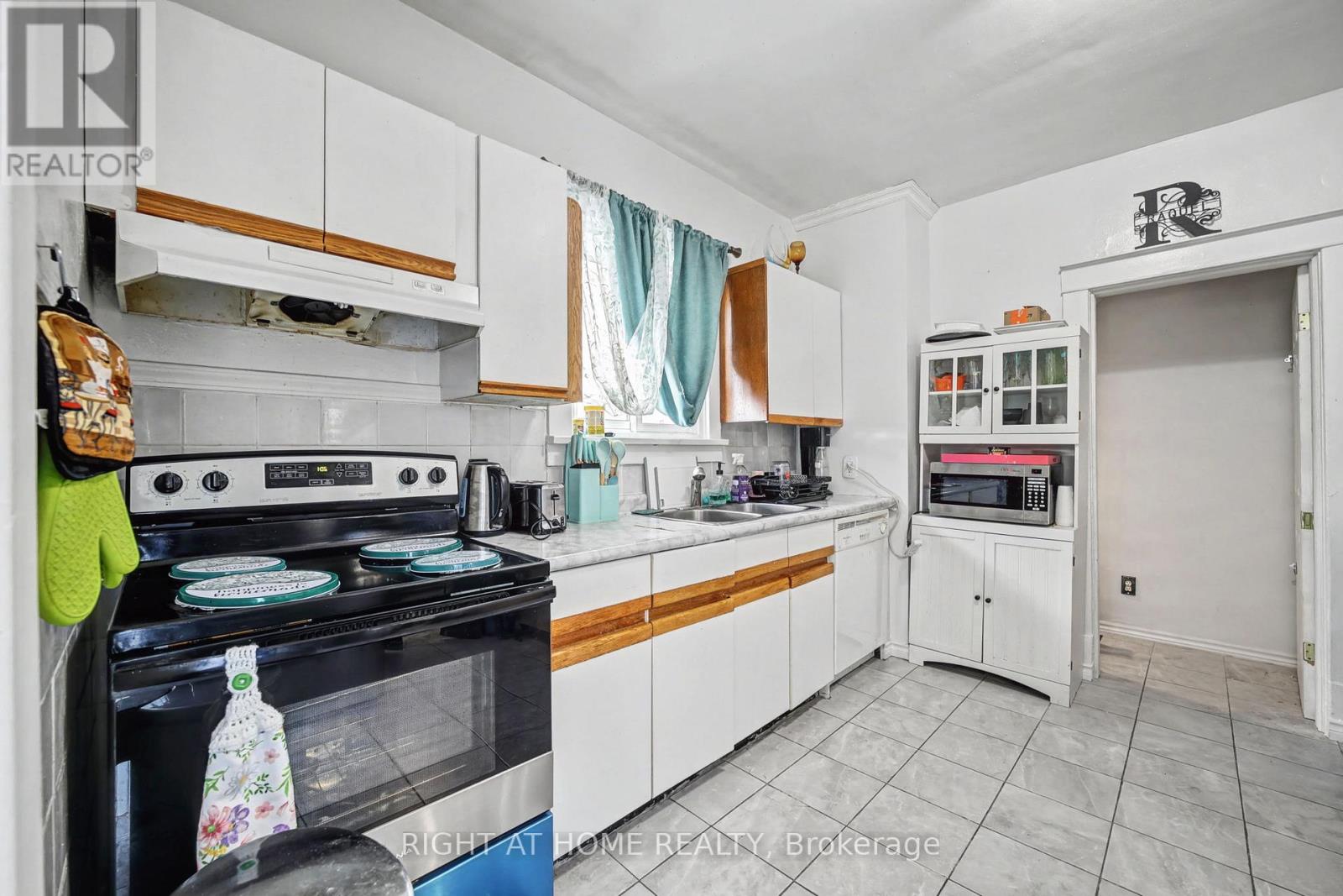 36 BERRYMAN AVENUE, St. Catharines (E. Chester), Ontario, L2R3W9 — Photo 2