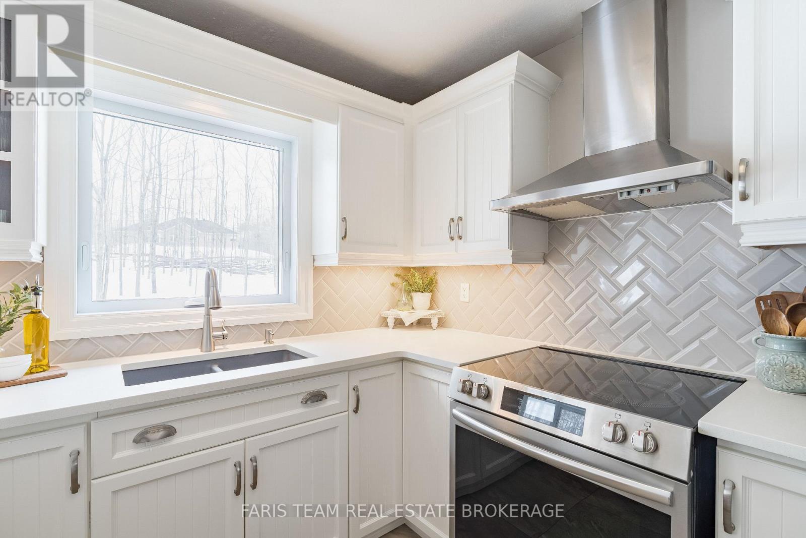 1 PINEVIEW DRIVE, Oro-Medonte, Ontario, L0L2L0 — Photo 2