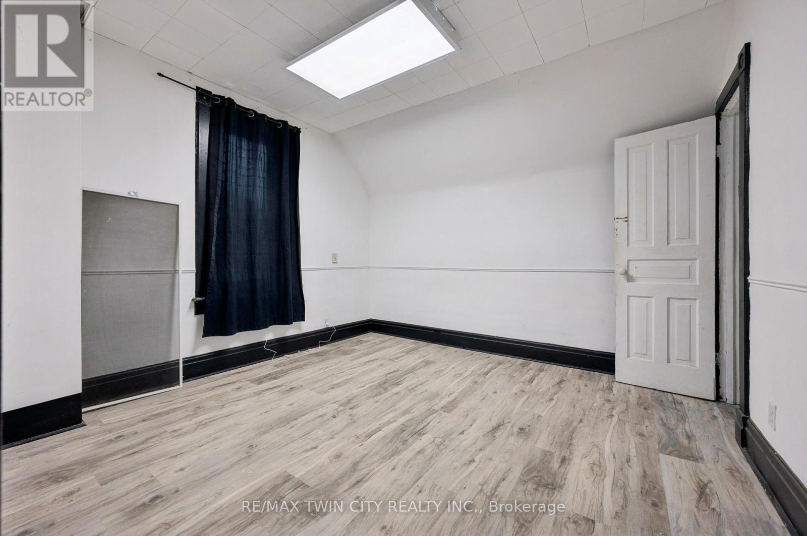 496 KING STREET E, Kitchener, Ontario, N2G2L6 — Photo 3