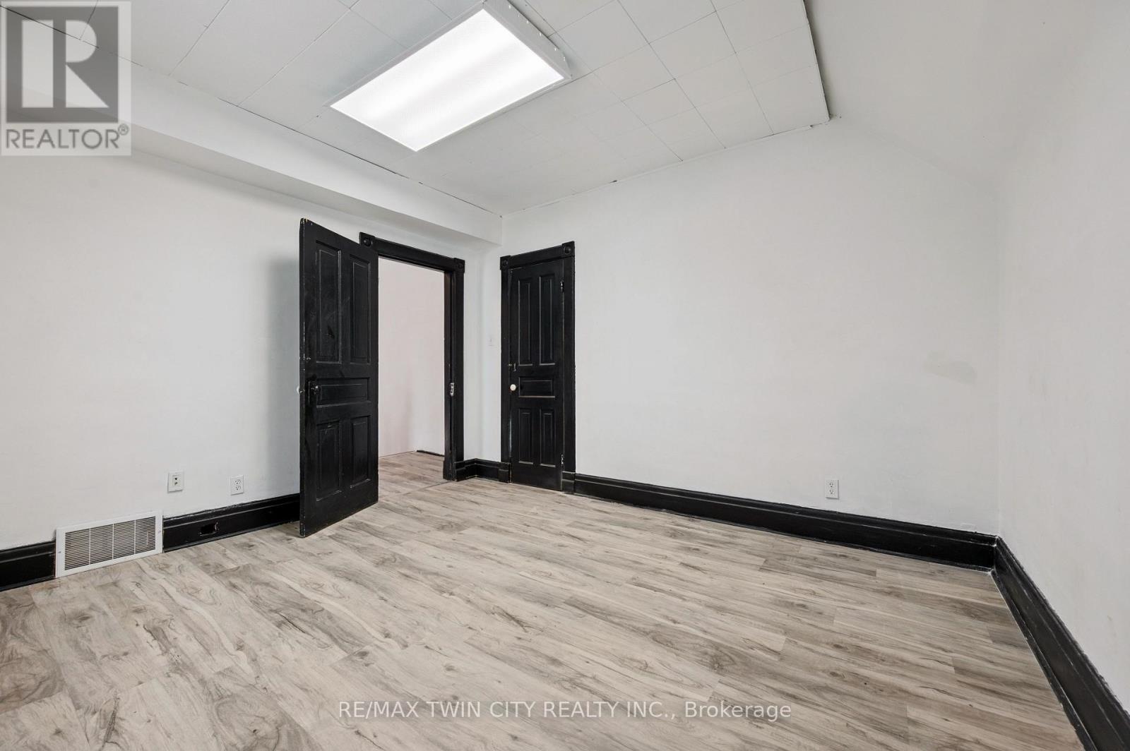 496 KING STREET E, Kitchener, Ontario, N2G2L6 — Photo 4