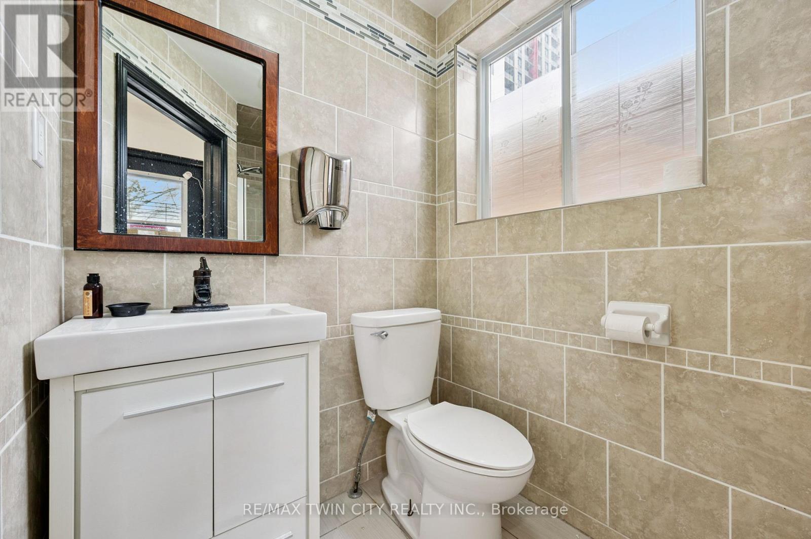 496 KING STREET E, Kitchener, Ontario, N2G2L6 — Photo 8