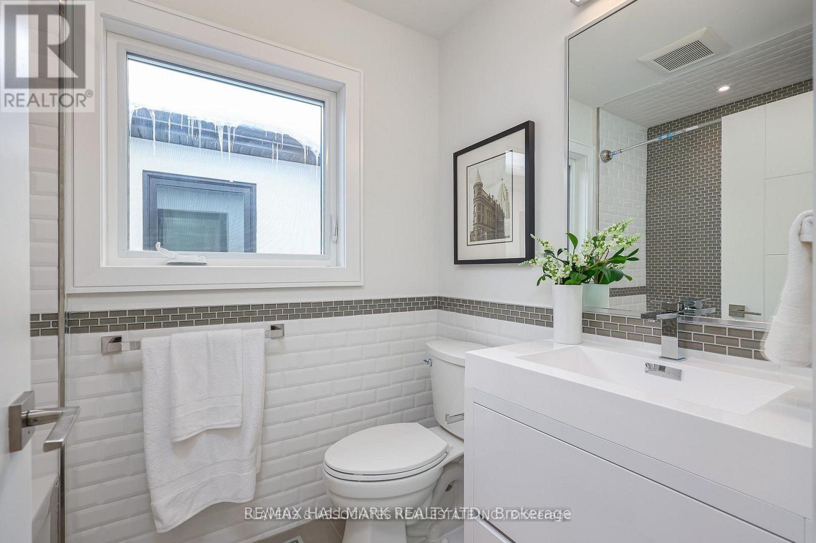 3B LINTON AVENUE, Toronto (Birchcliffe-Cliffside), Ontario, M1N1W5 — Photo 2