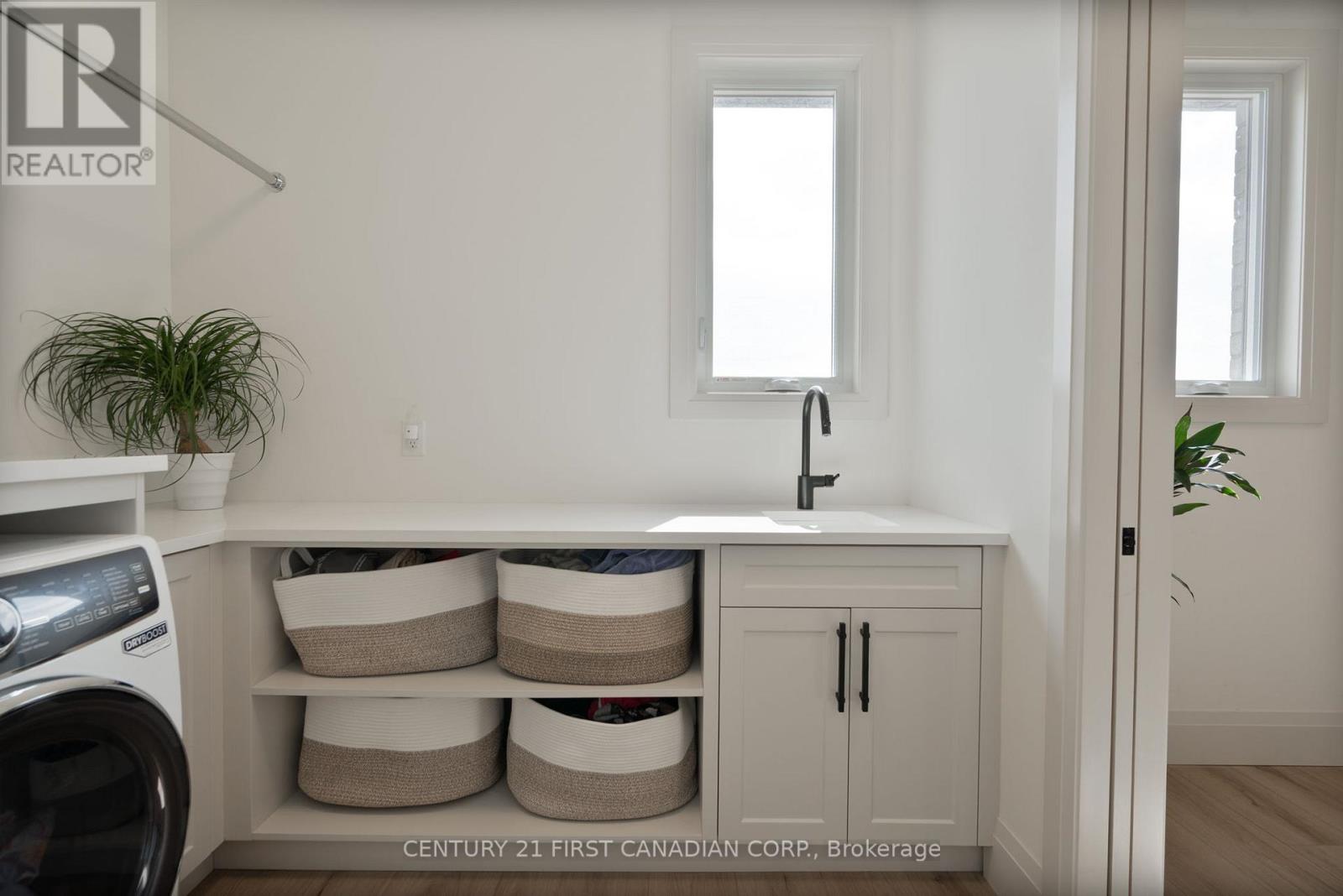 24 POSTMA CRESCENT, North Middlesex (Ailsa Craig), Ontario, N0M1A0 — Photo 9