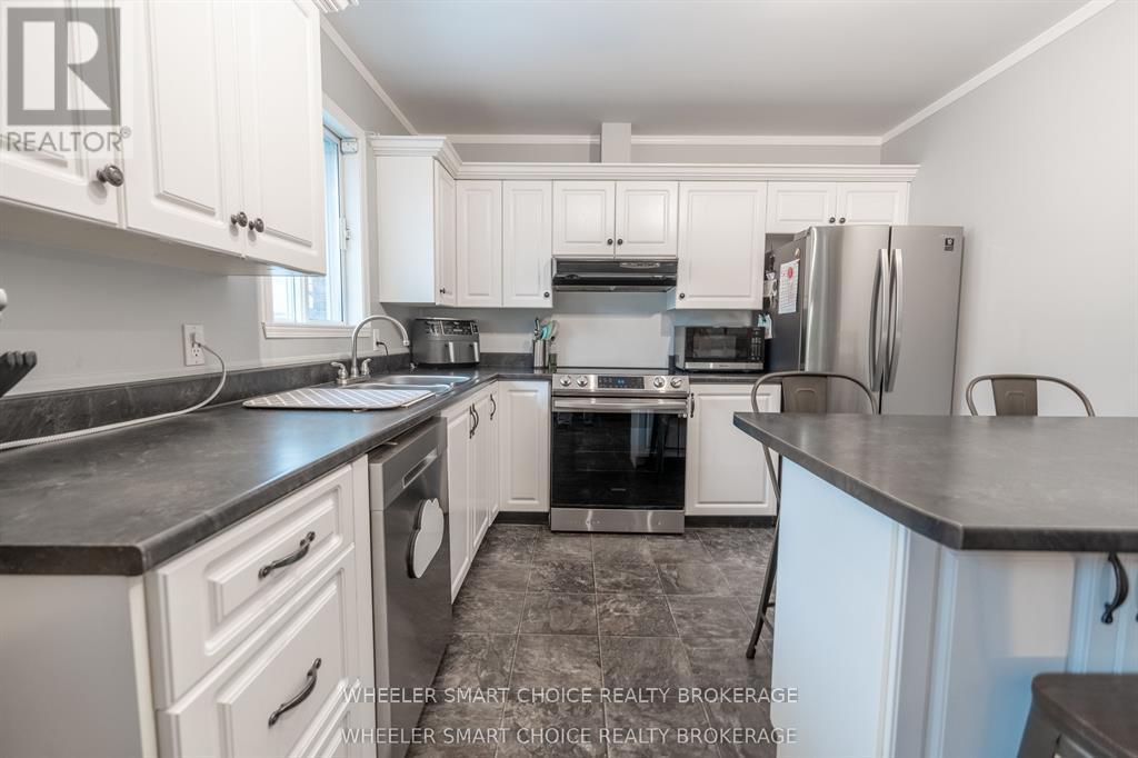 402 CLINE AVENUE, Cornwall, Ontario, K6J5M8 — Photo 4