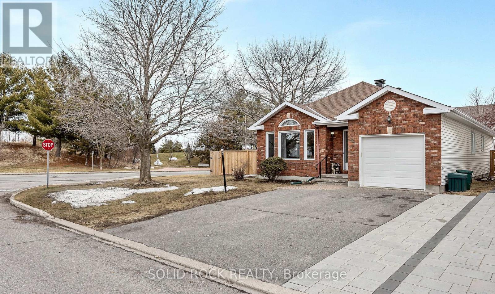 2 NEWBOROUGH CRESCENT, Ottawa, Ontario, K2G6A2 — Photo 3