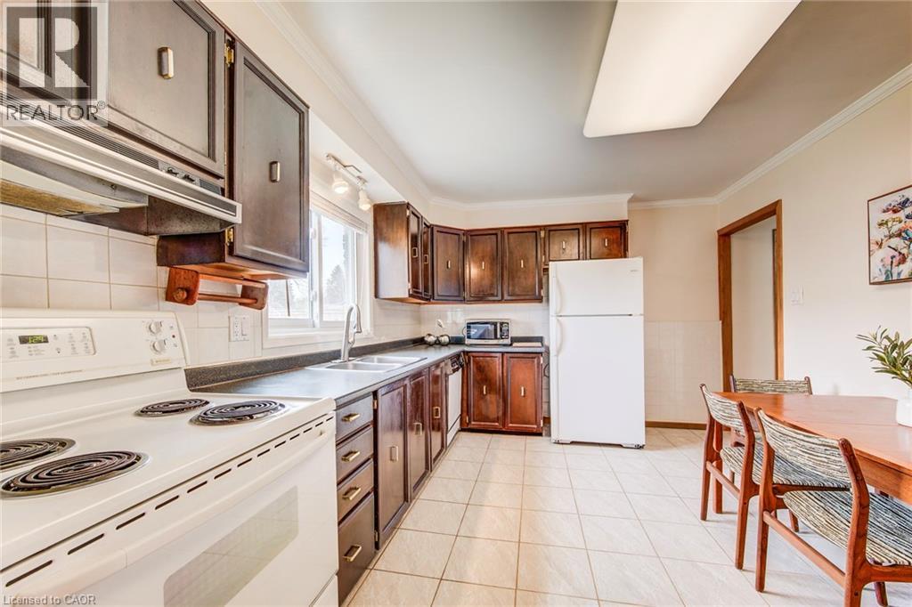 2 BLUE SPRUCE Court, Kitchener, Ontario, N2N1L1 — Photo 3