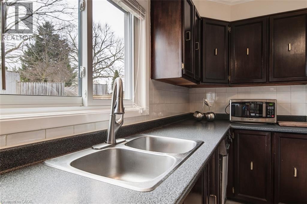 2 BLUE SPRUCE Court, Kitchener, Ontario, N2N1L1 — Photo 4