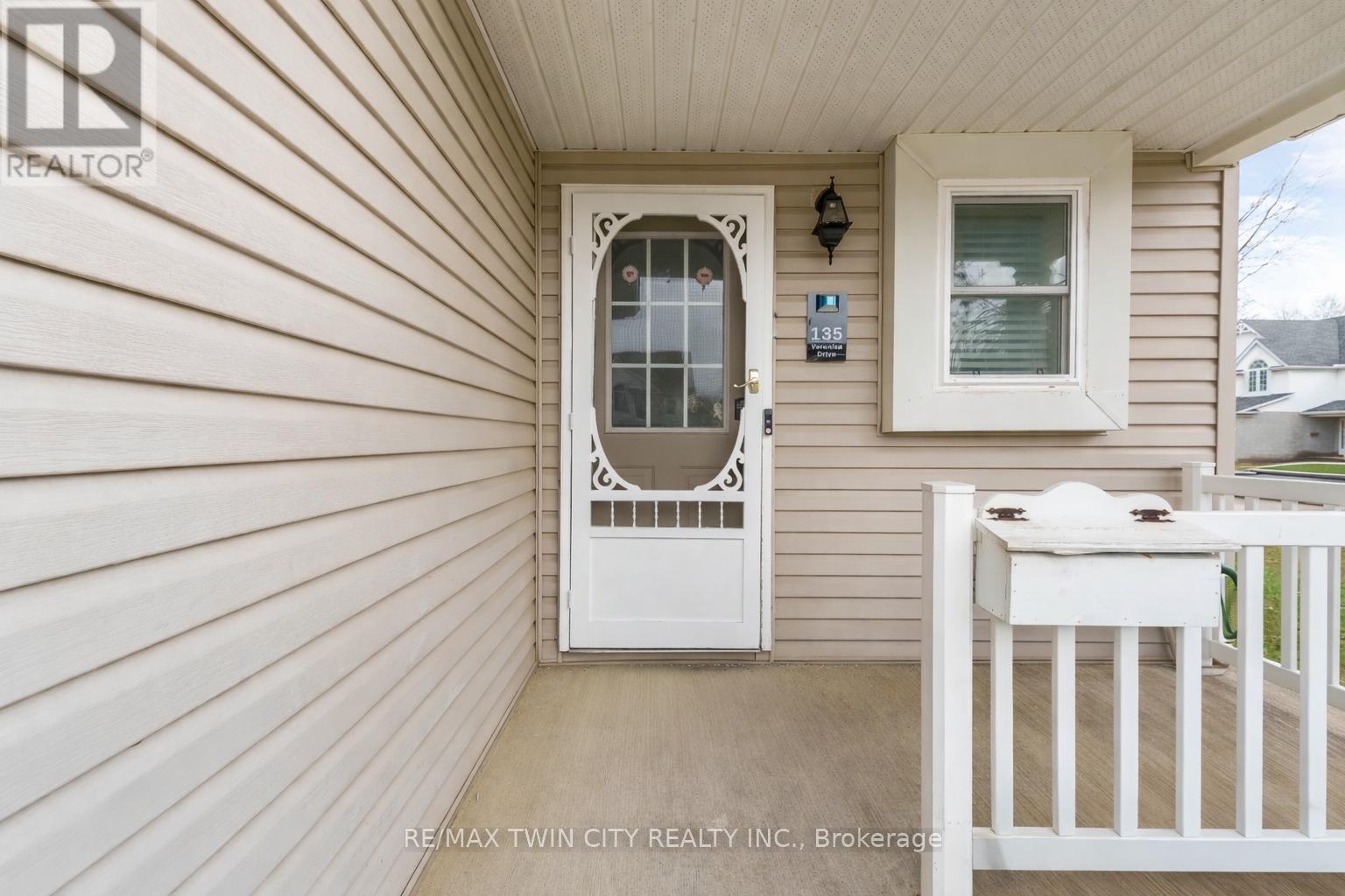 135 VERONICA DRIVE, Kitchener, Ontario, N2A4E6 — Photo 2