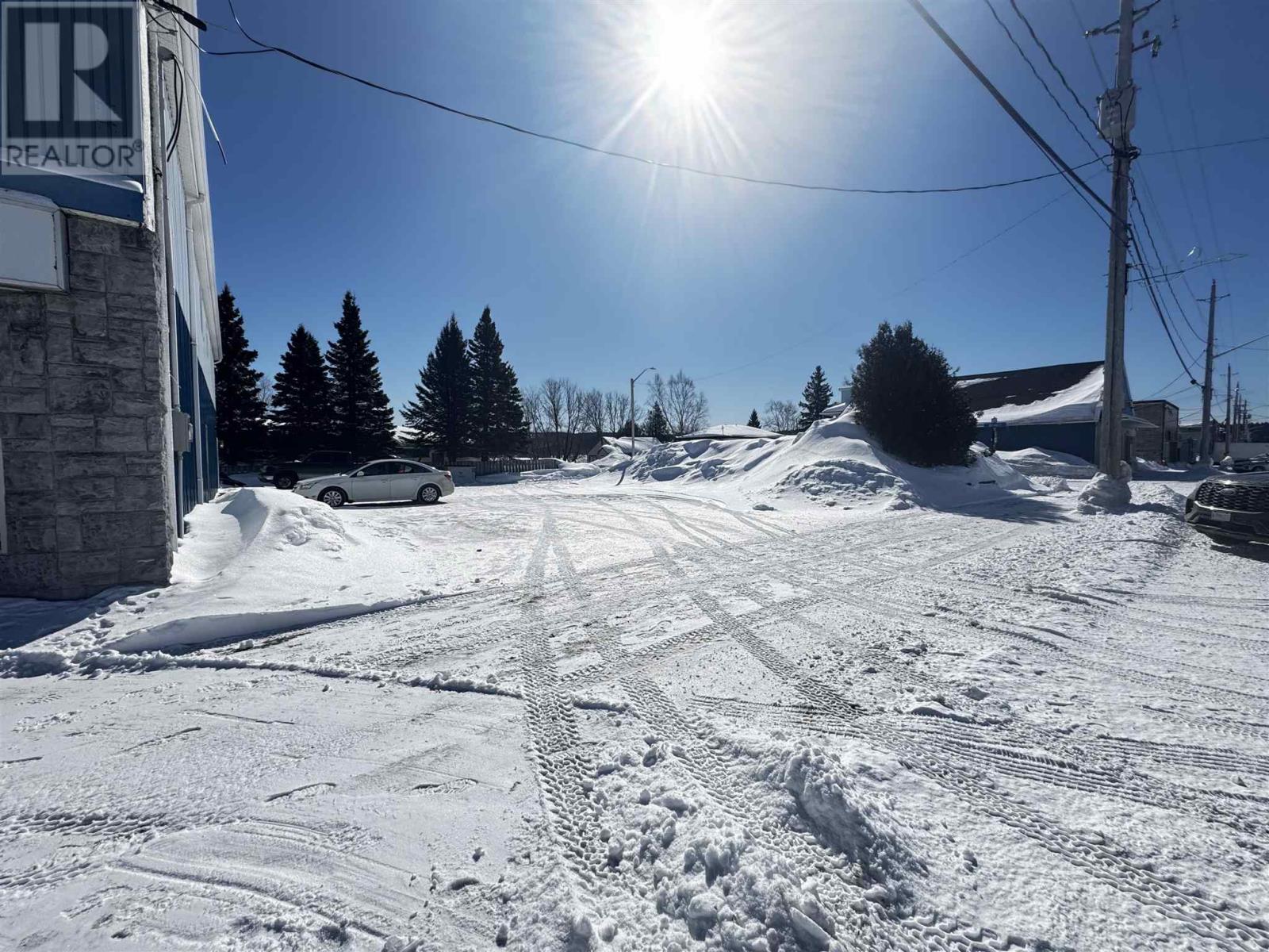 31 - 33 Broadway AVE, Wawa, Ontario, P0S1K0 — Photo 2