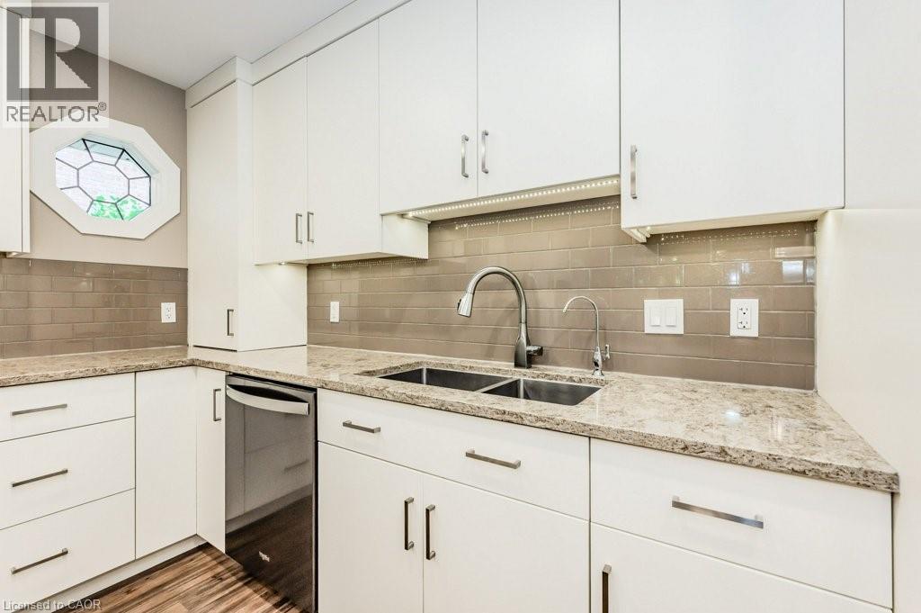 219 CORRIE Crescent, Waterloo, Ontario, N2L5W3 — Photo 16