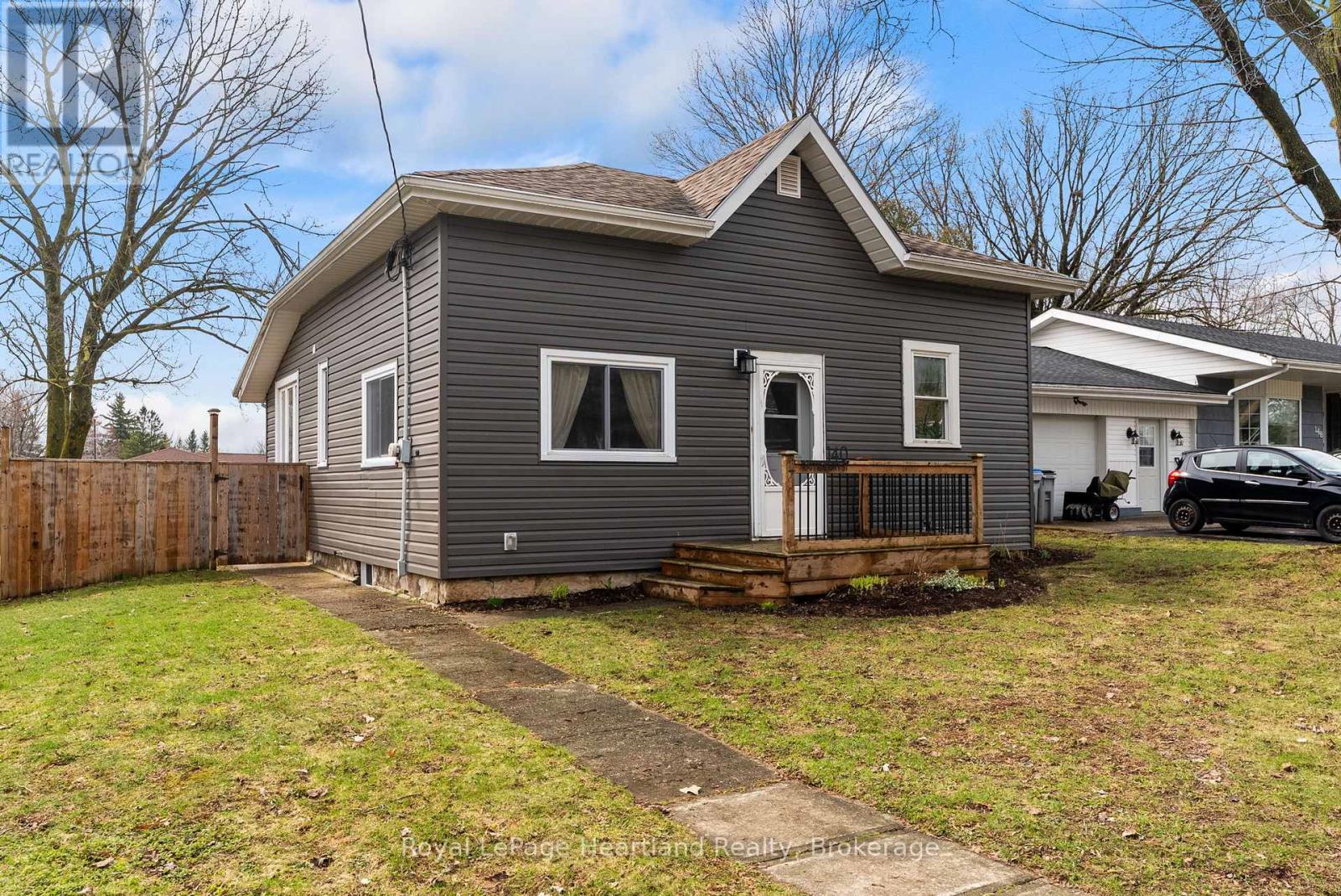 140 RATTENBURY STREET W, Central Huron (Clinton), Ontario, N0M1L0 — Photo 2