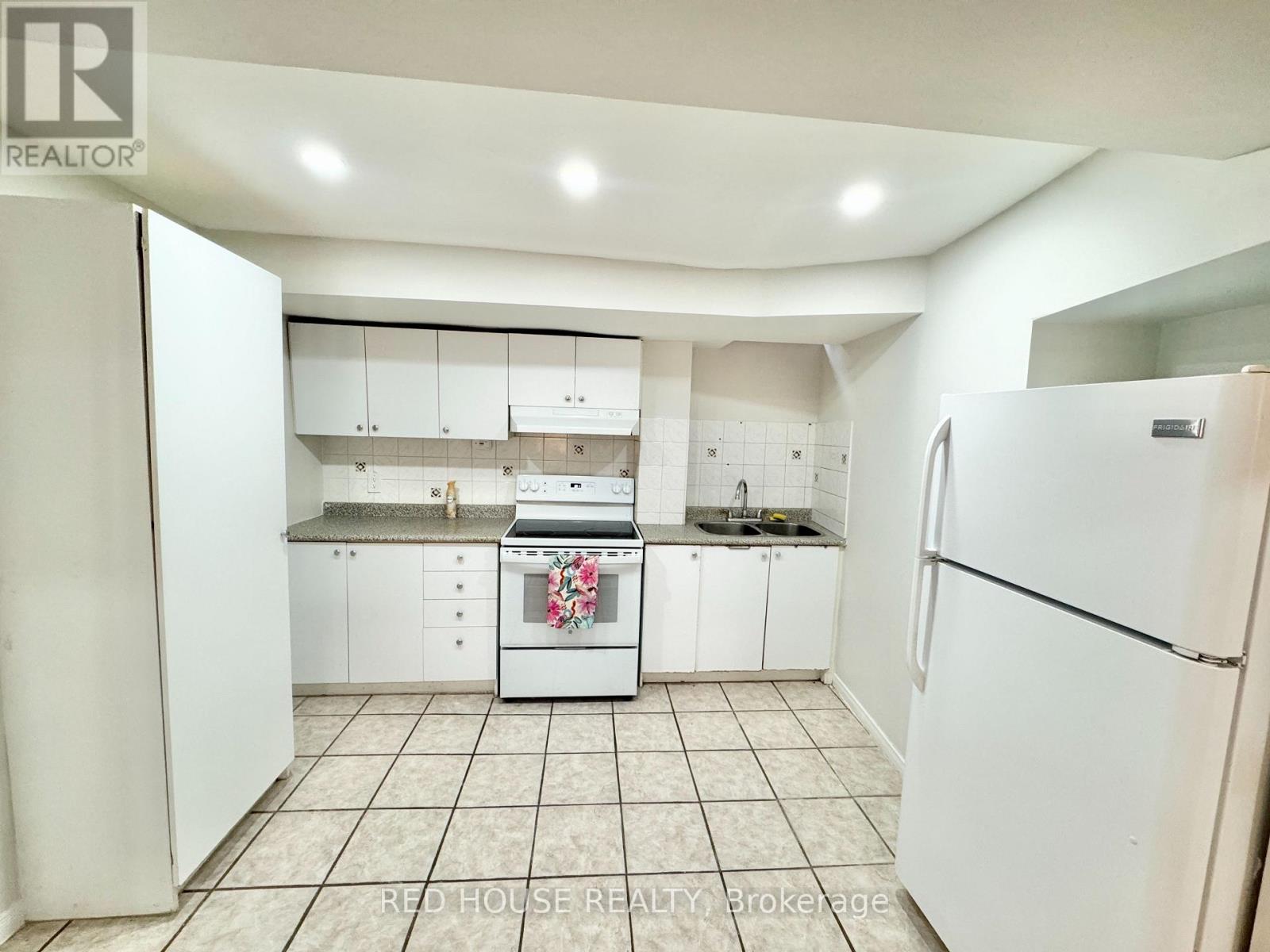 33 FORESTSIDE COURT, Richmond Hill (Devonsleigh), Ontario, L4C9V2 — Photo 3