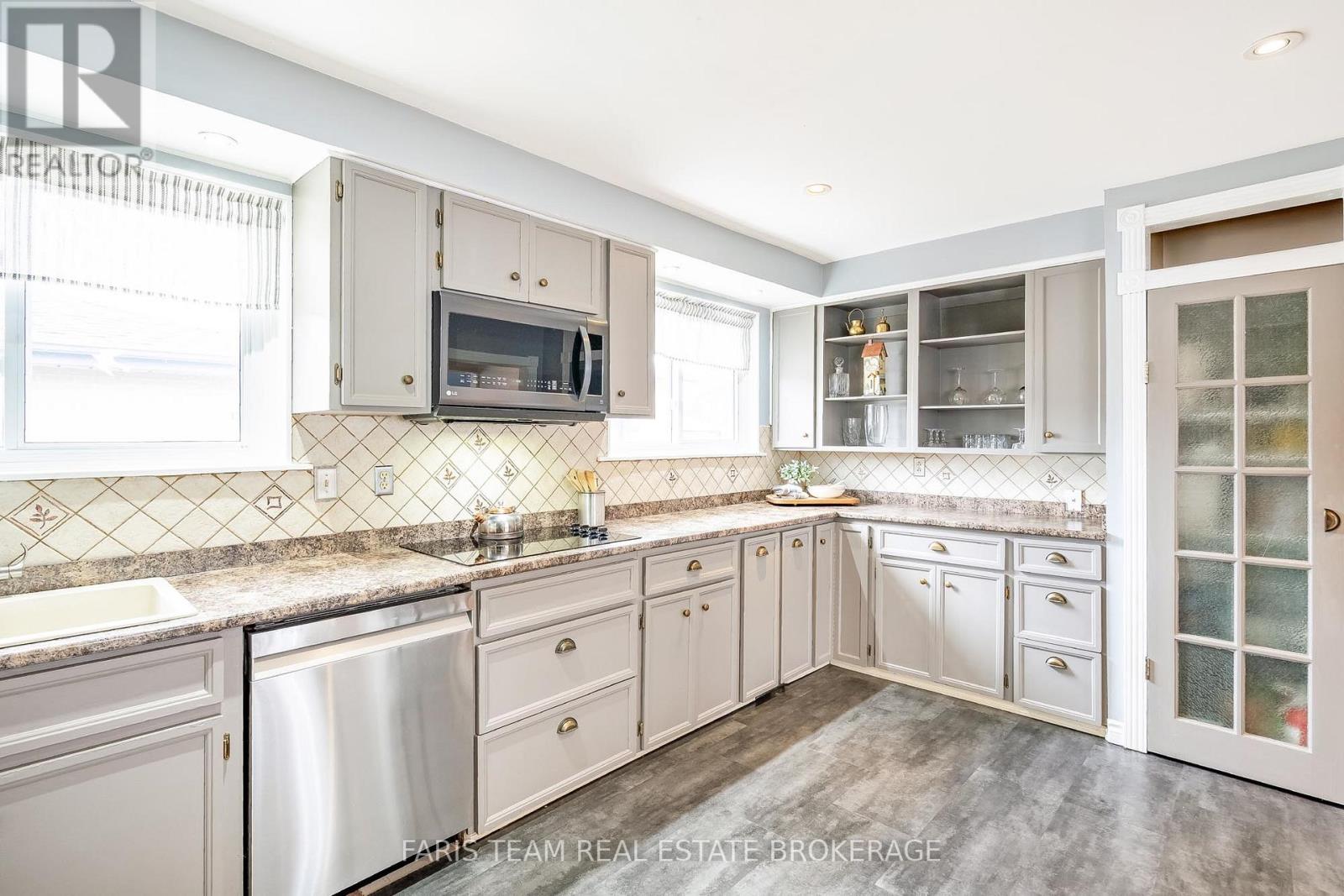 28 BROMLEY CRESCENT, Brampton (Avondale), Ontario, L6T1Z1 — Photo 2