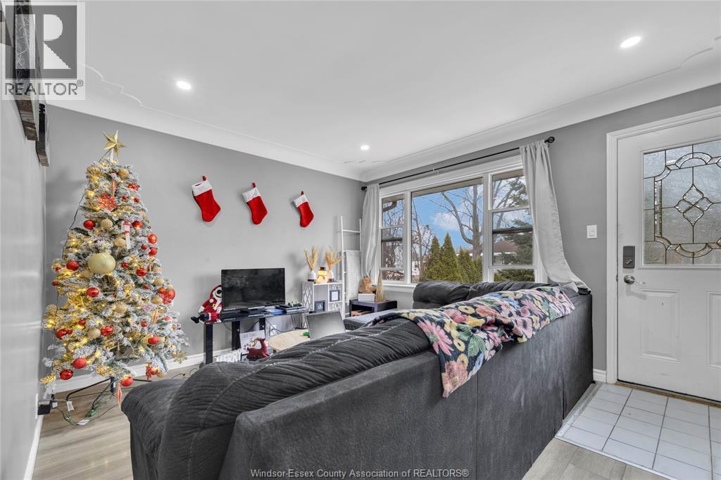 1879-81 FORD, Windsor, Ontario, N8T2E2 — Photo 3