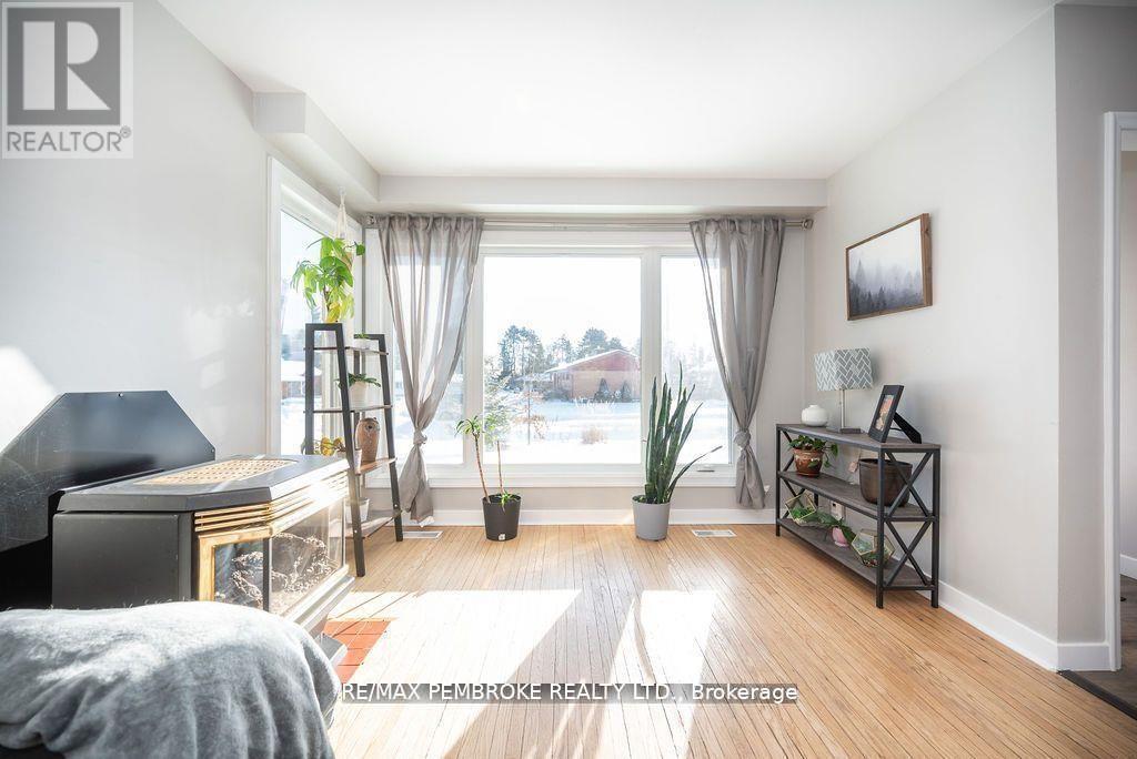 13 HIGHLAND CRESCENT, Deep River, Ontario, K0J1P0 — Photo 16