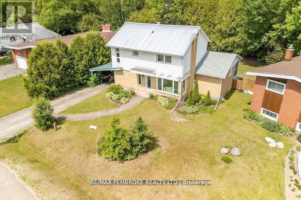 13 HIGHLAND CRESCENT, Deep River, Ontario, K0J1P0 — Photo 2