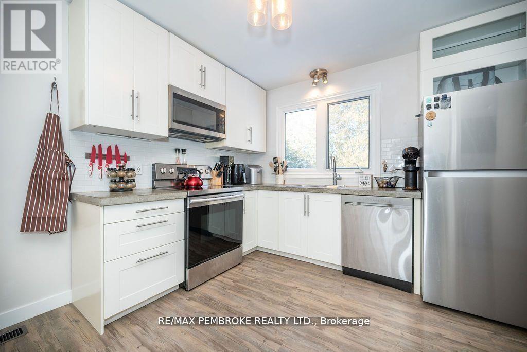 13 HIGHLAND CRESCENT, Deep River, Ontario, K0J1P0 — Photo 6