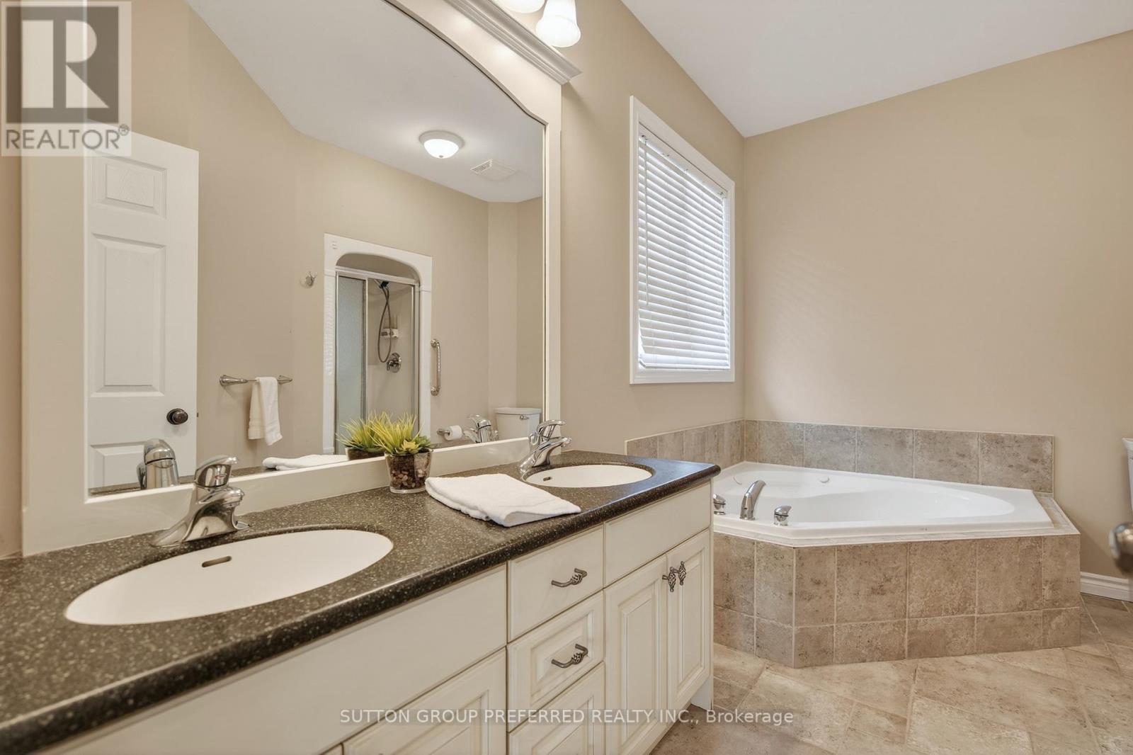 22 SPRINGFIELD WAY, Middlesex Centre (Kilworth), Ontario, N0L1R0 — Photo 2