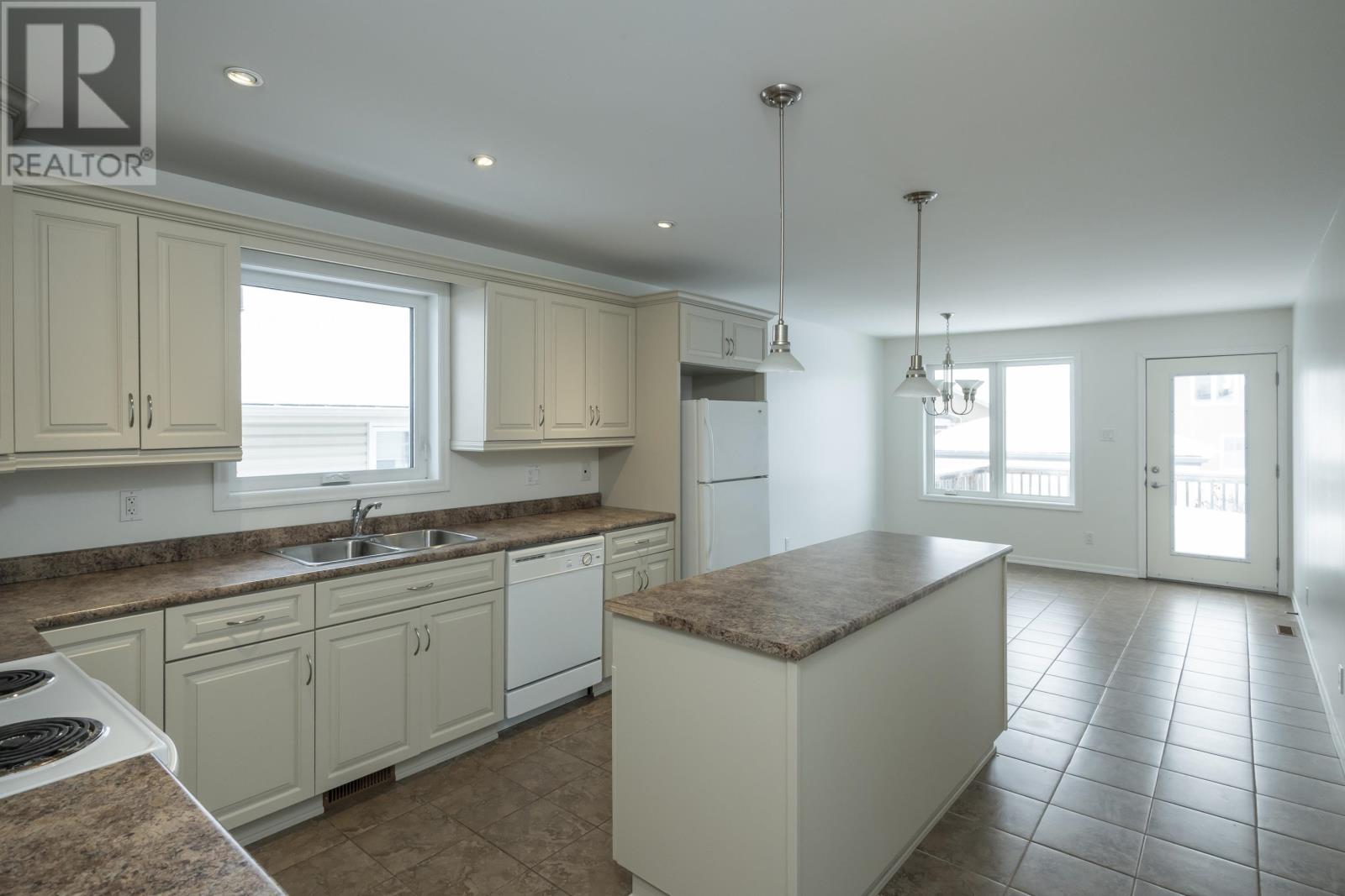 313 South Creek ST, Thunder Bay, Ontario, P7B7C2 — Photo 10