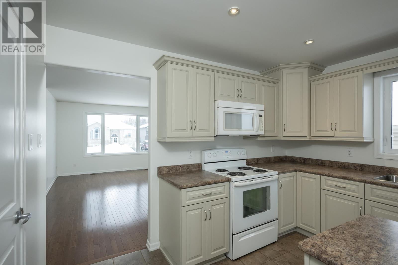 313 South Creek ST, Thunder Bay, Ontario, P7B7C2 — Photo 12