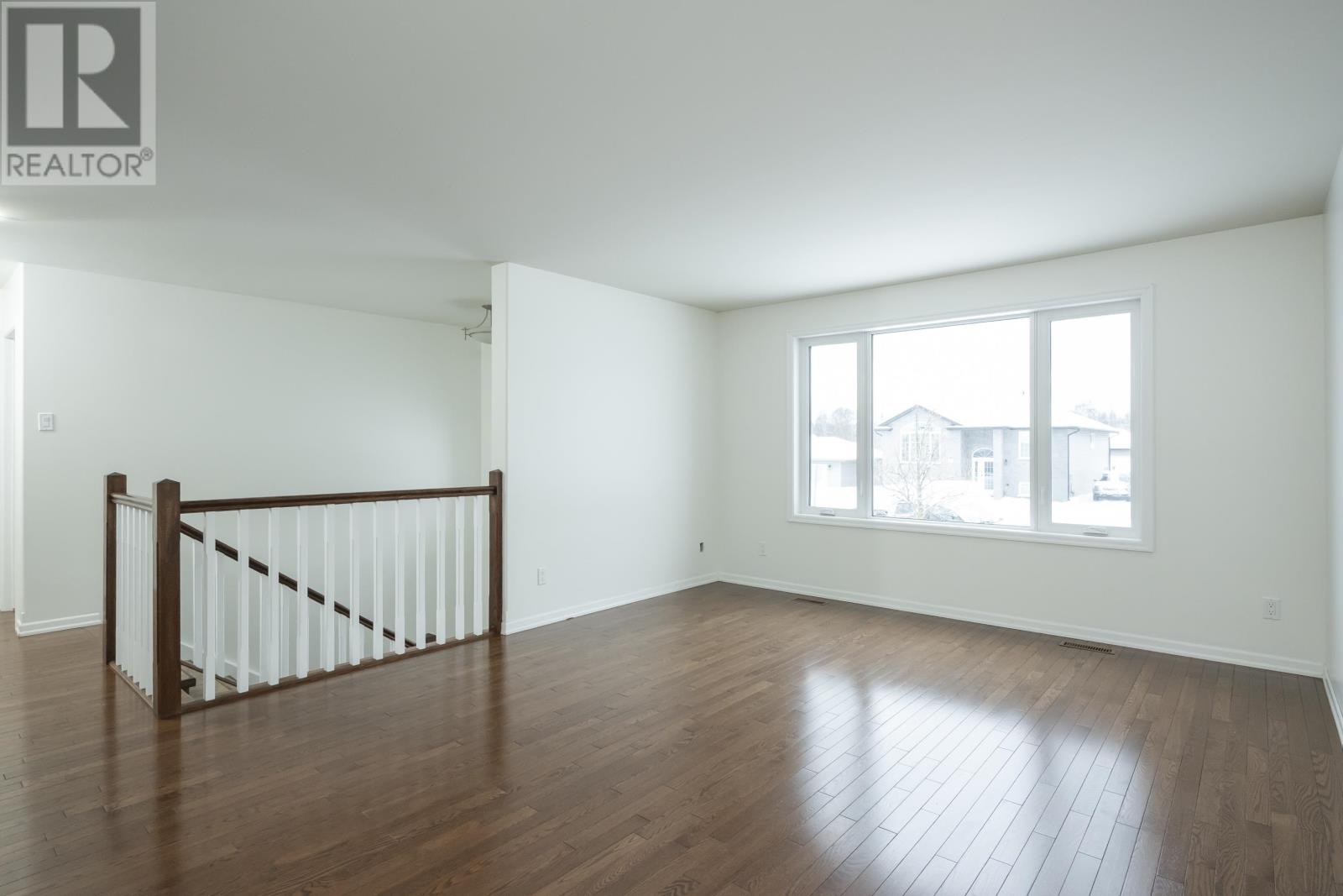 313 South Creek ST, Thunder Bay, Ontario, P7B7C2 — Photo 6