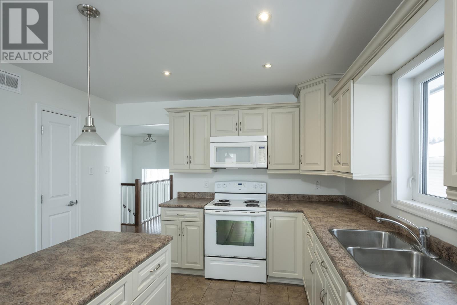 313 South Creek ST, Thunder Bay, Ontario, P7B7C2 — Photo 8