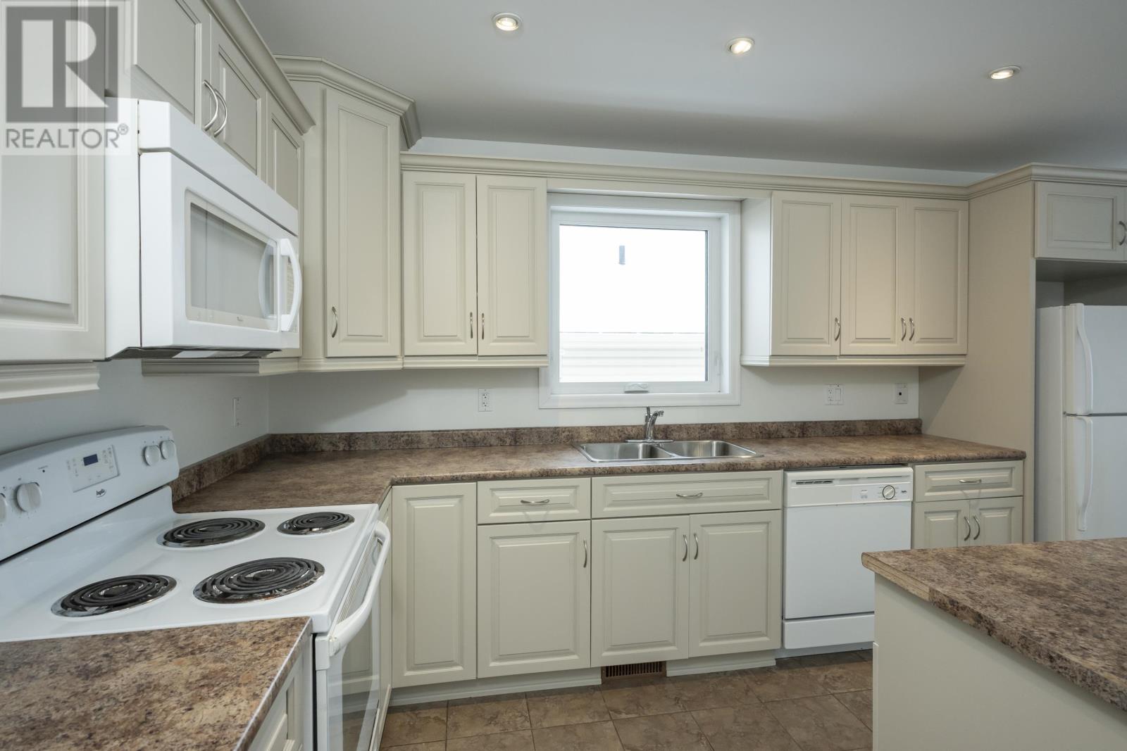 313 South Creek ST, Thunder Bay, Ontario, P7B7C2 — Photo 9