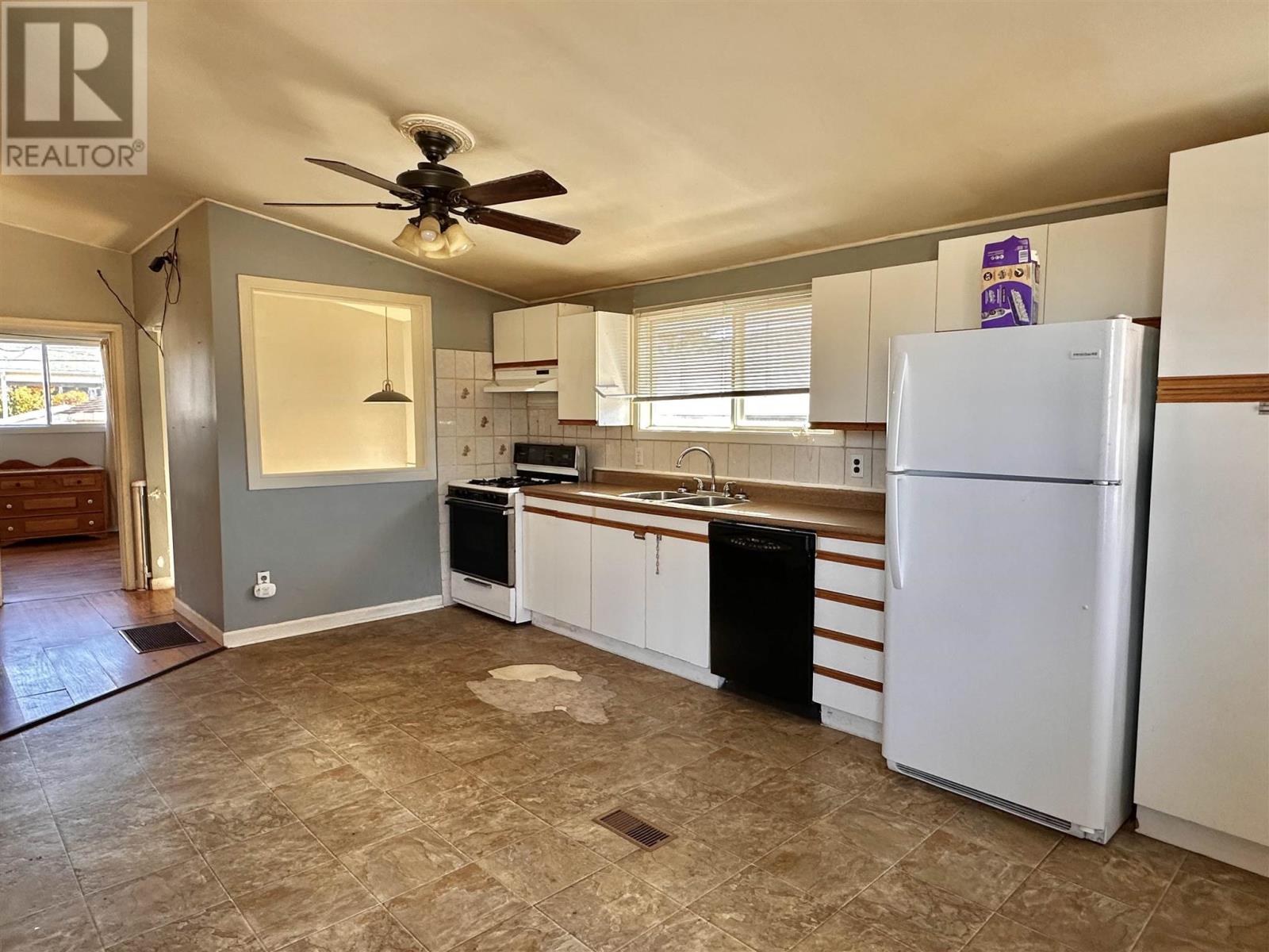 98A Axmith AVE, Elliot Lake, Ontario, P5A1B8 — Photo 2