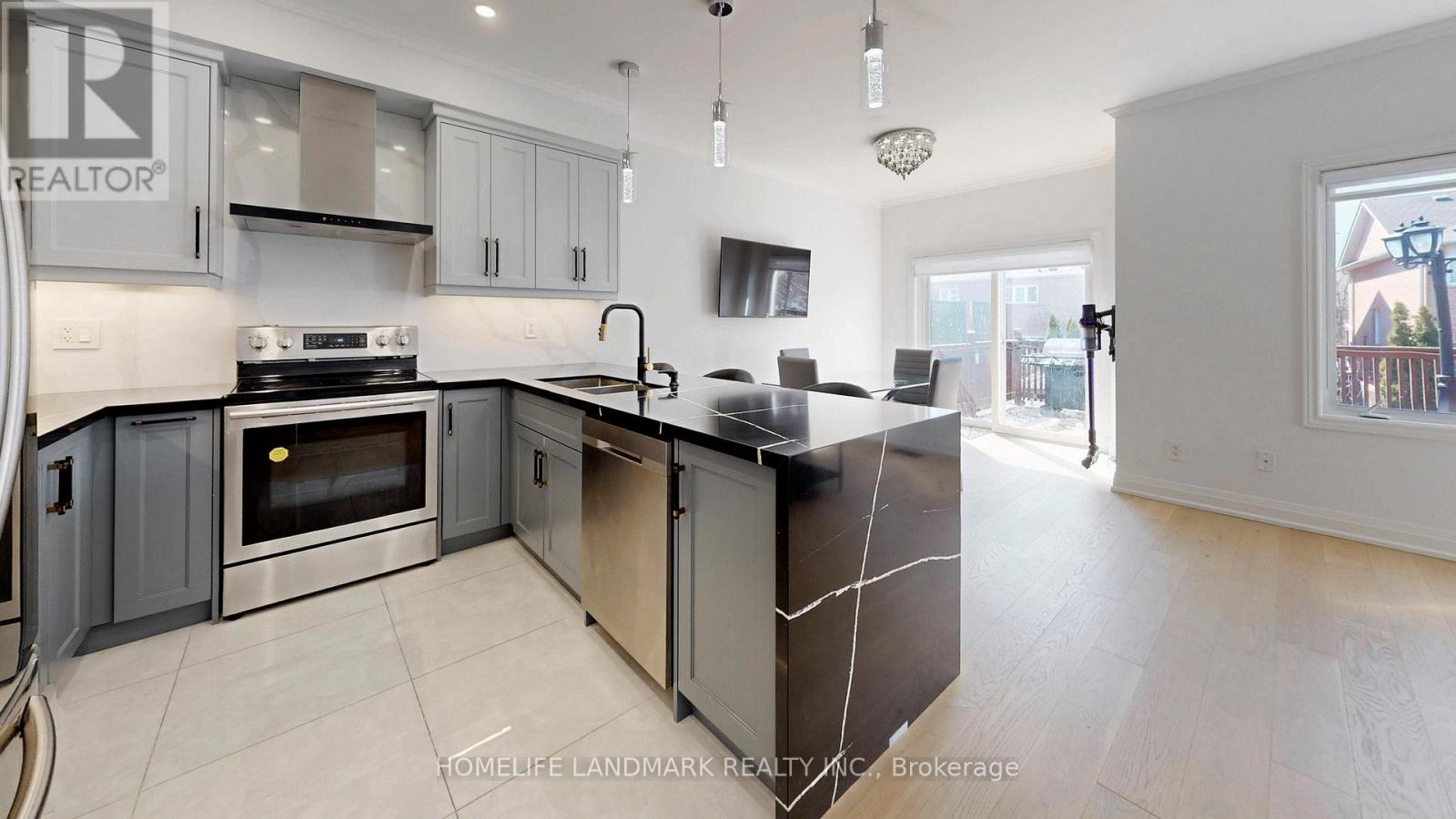 32 ARCO CIRCLE, Vaughan (Maple), Ontario, L6A3Z7 — Photo 4