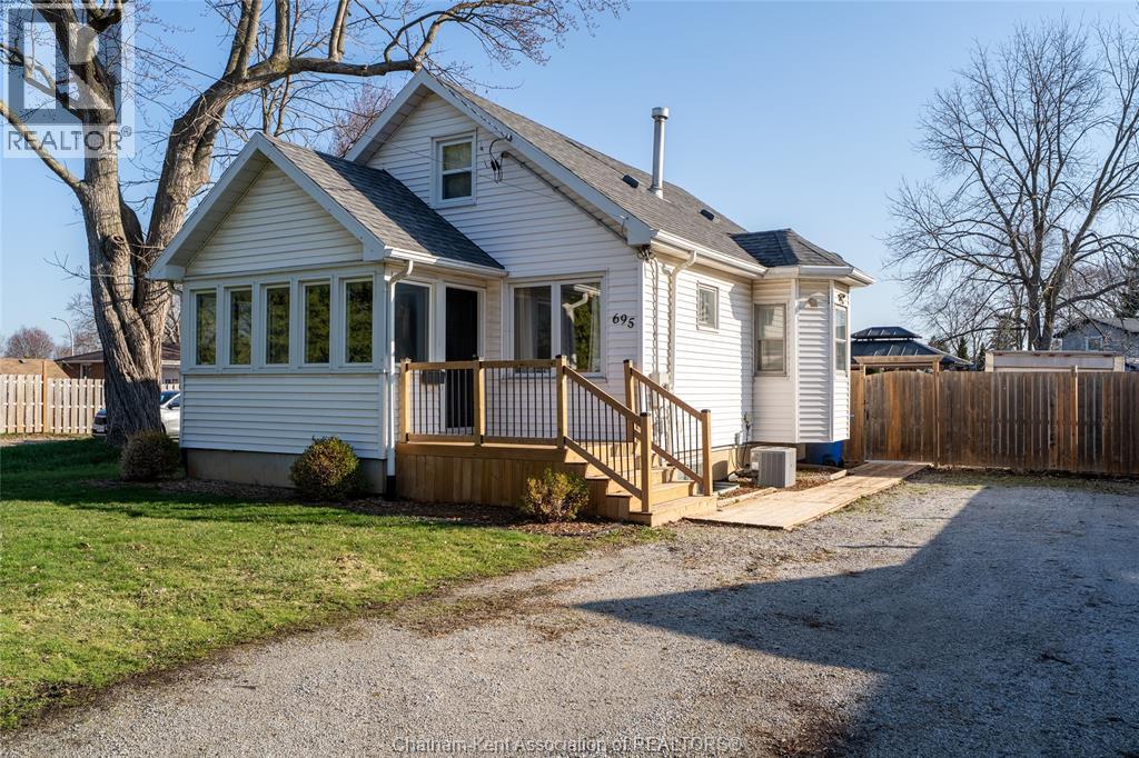 695 BLOOMFIELD ROAD, Chatham, Ontario, N7M5J5 — Photo 2