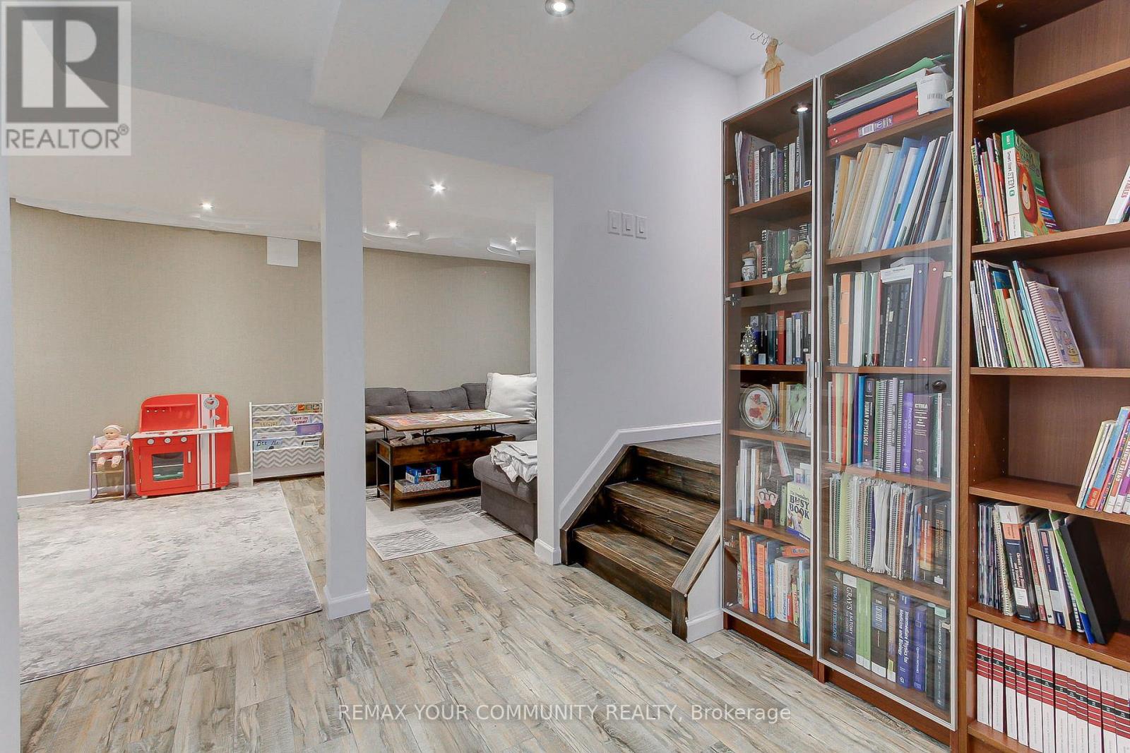 45 HARMONY ROAD, Vaughan (Patterson), Ontario, L4K5G5 — Photo 3