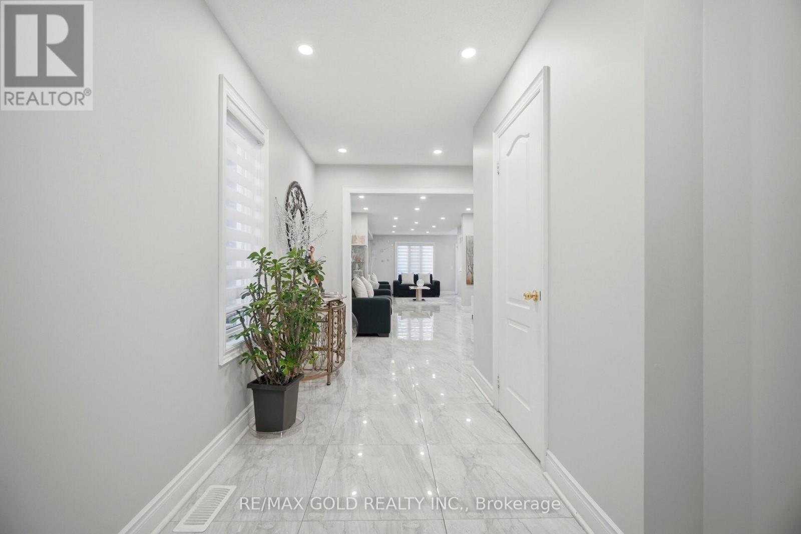 16 FLOWER TRAIL, Brampton (Bram East), Ontario, L6P1P1 — Photo 2