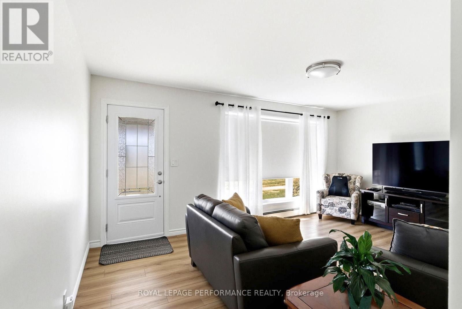 216 DANIS AVENUE, Cornwall, Ontario, K6H5E7 — Photo 6