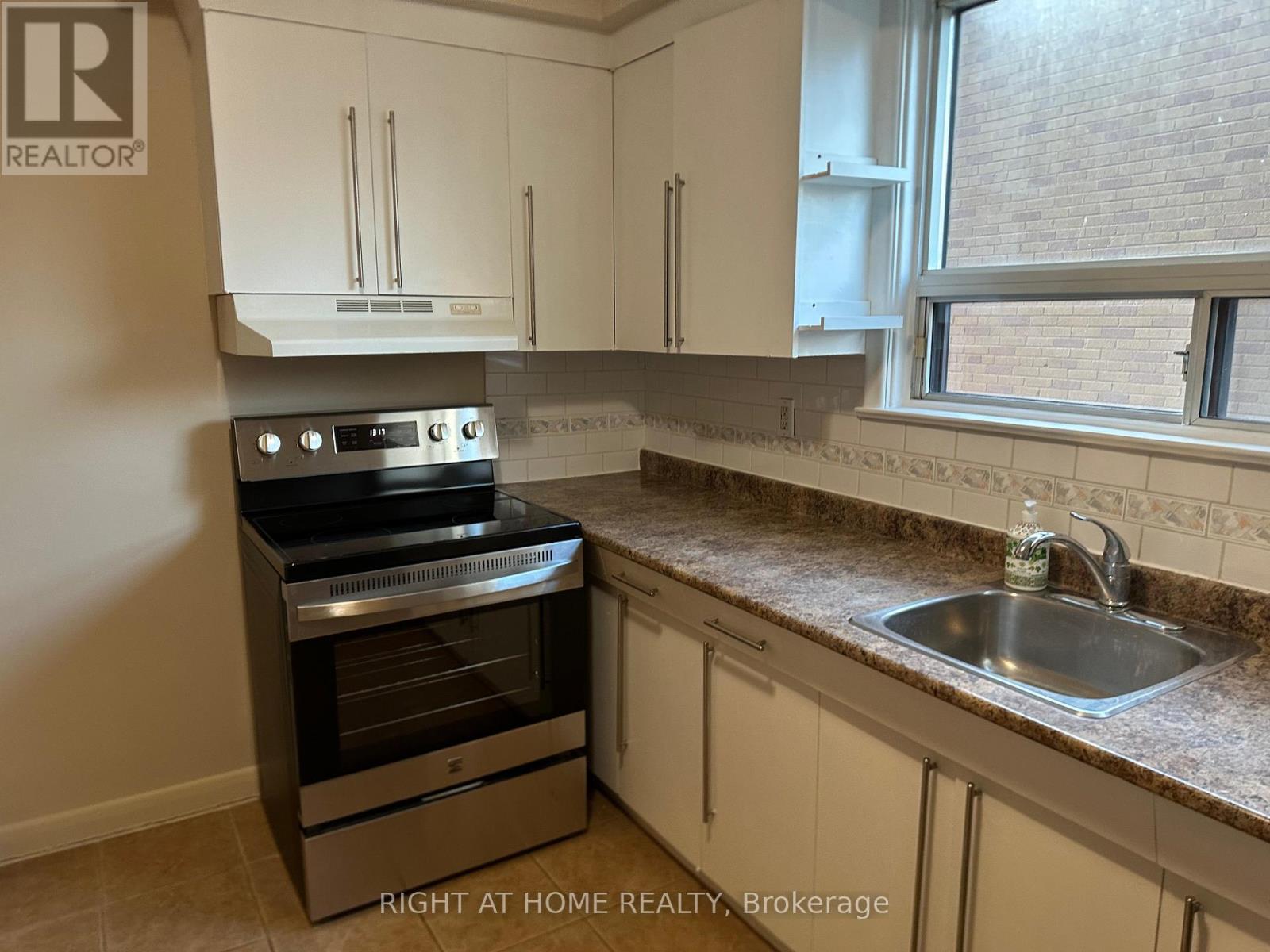 UNIT 4 - 139 ROYAL YORK ROAD, Toronto (Mimico), Ontario, M8V2T9 — Photo 7