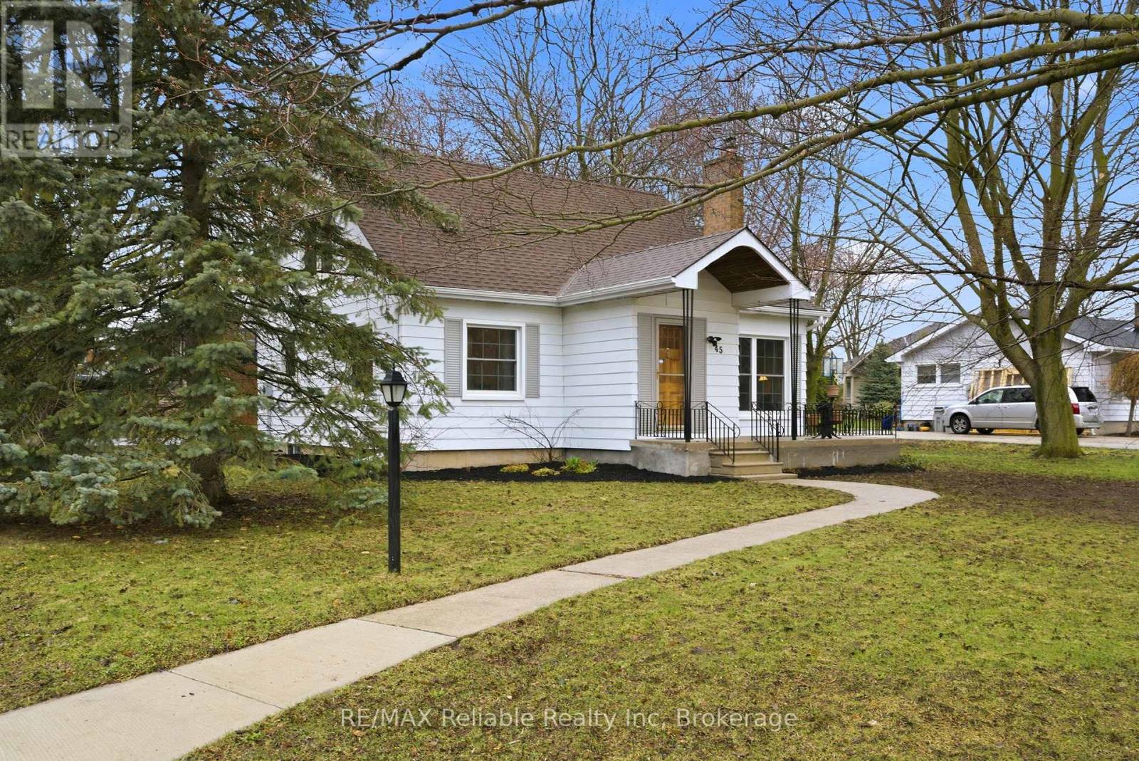 45 WHITEHEAD STREET, Central Huron (Clinton), Ontario, N0M1L0 — Photo 2