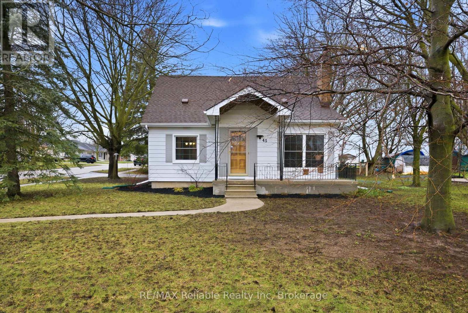 45 WHITEHEAD STREET, Central Huron (Clinton), Ontario, N0M1L0 — Photo 3