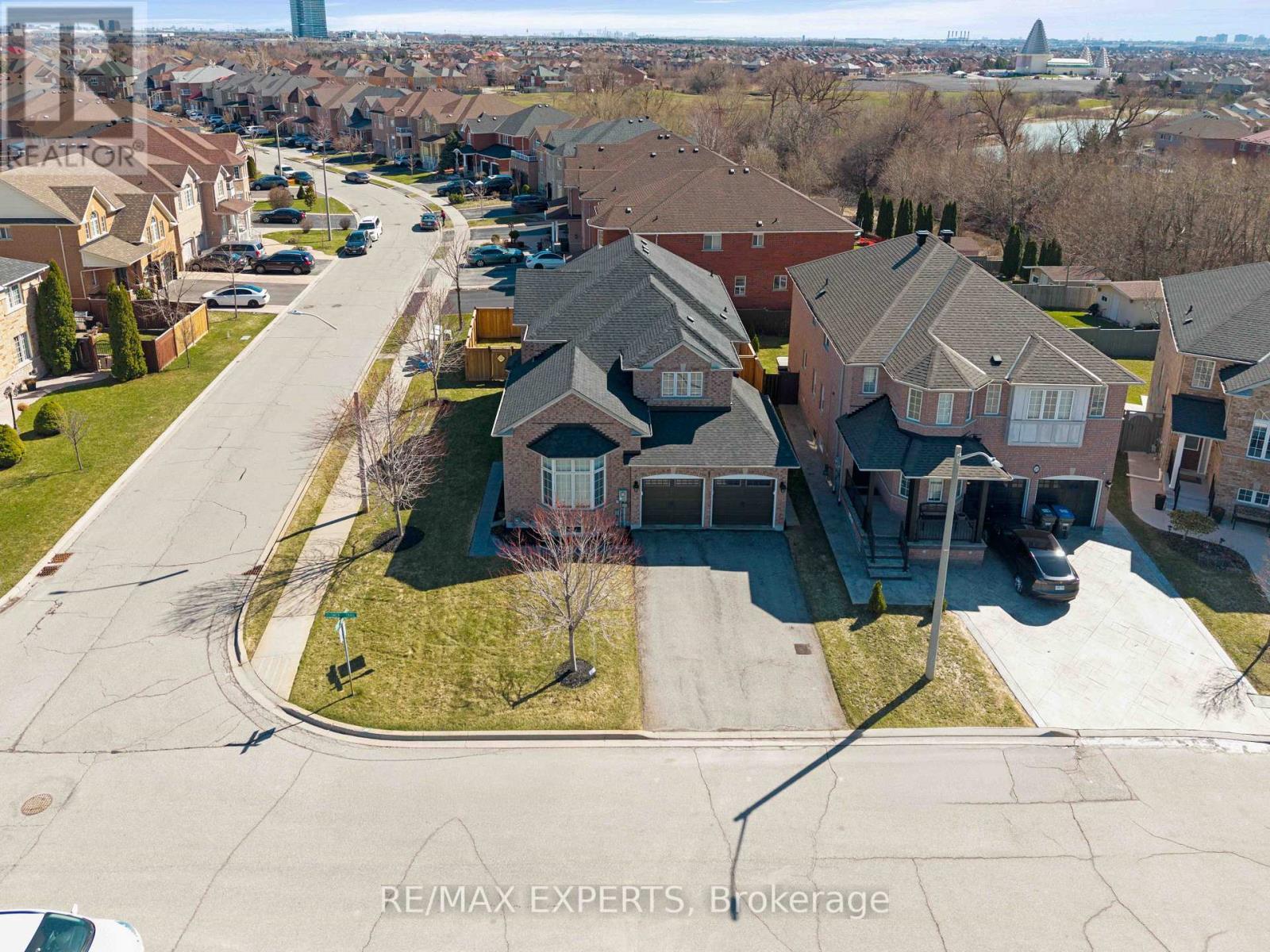 52 GORERIDGE CRESCENT, Brampton (Bram East), Ontario, L6P1P1 — Photo 2