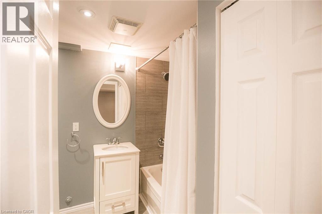 96 PATHFINDER Crescent, Kitchener, Ontario, N2P1S6 — Photo 15